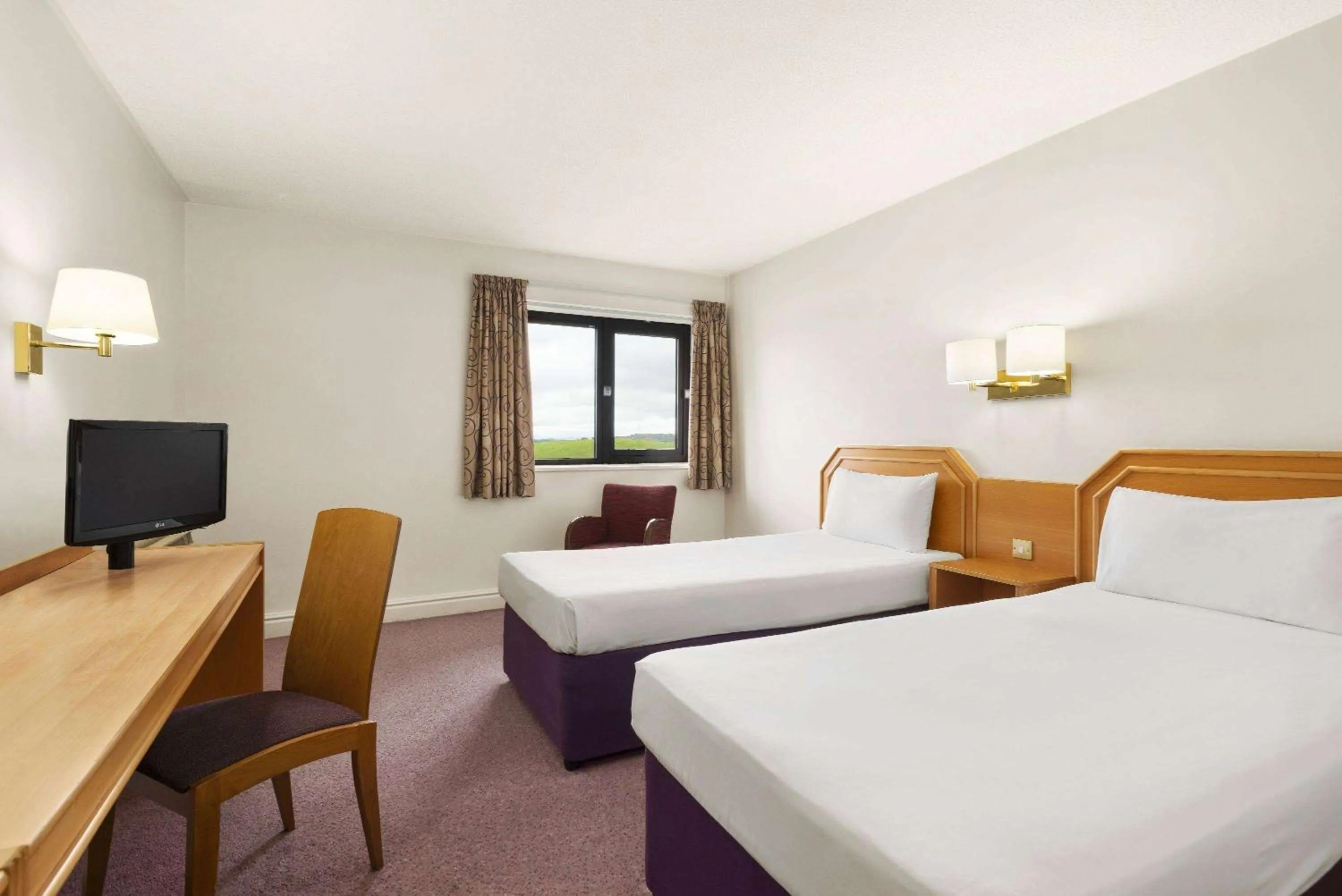 Photo of the whole room, Bed in Days Inn Kendal - Killington Lake