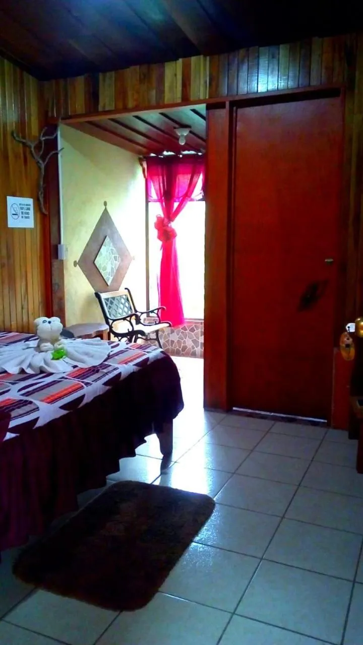 Bed in Pensión y Cabinas Colibrí B&B Costa Rica