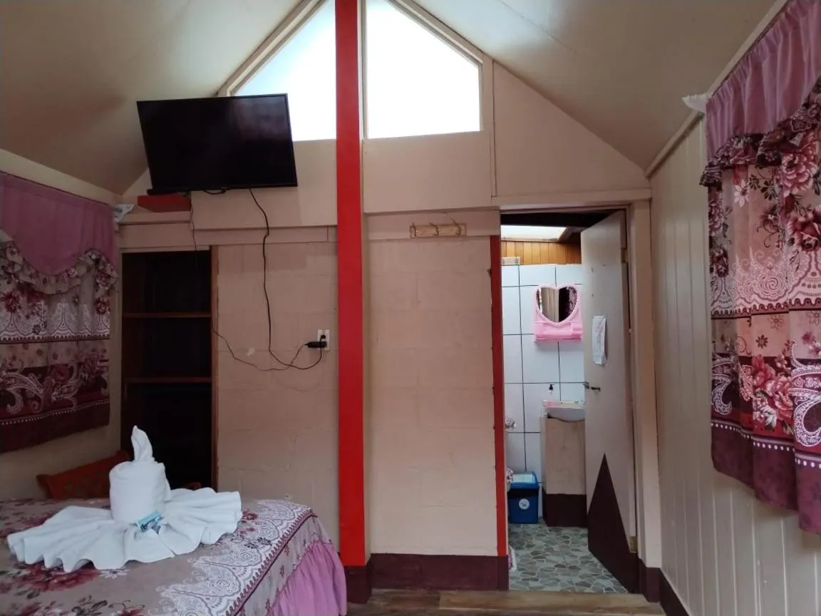 Property building, Bed in Pensión y Cabinas Colibrí B&B Costa Rica