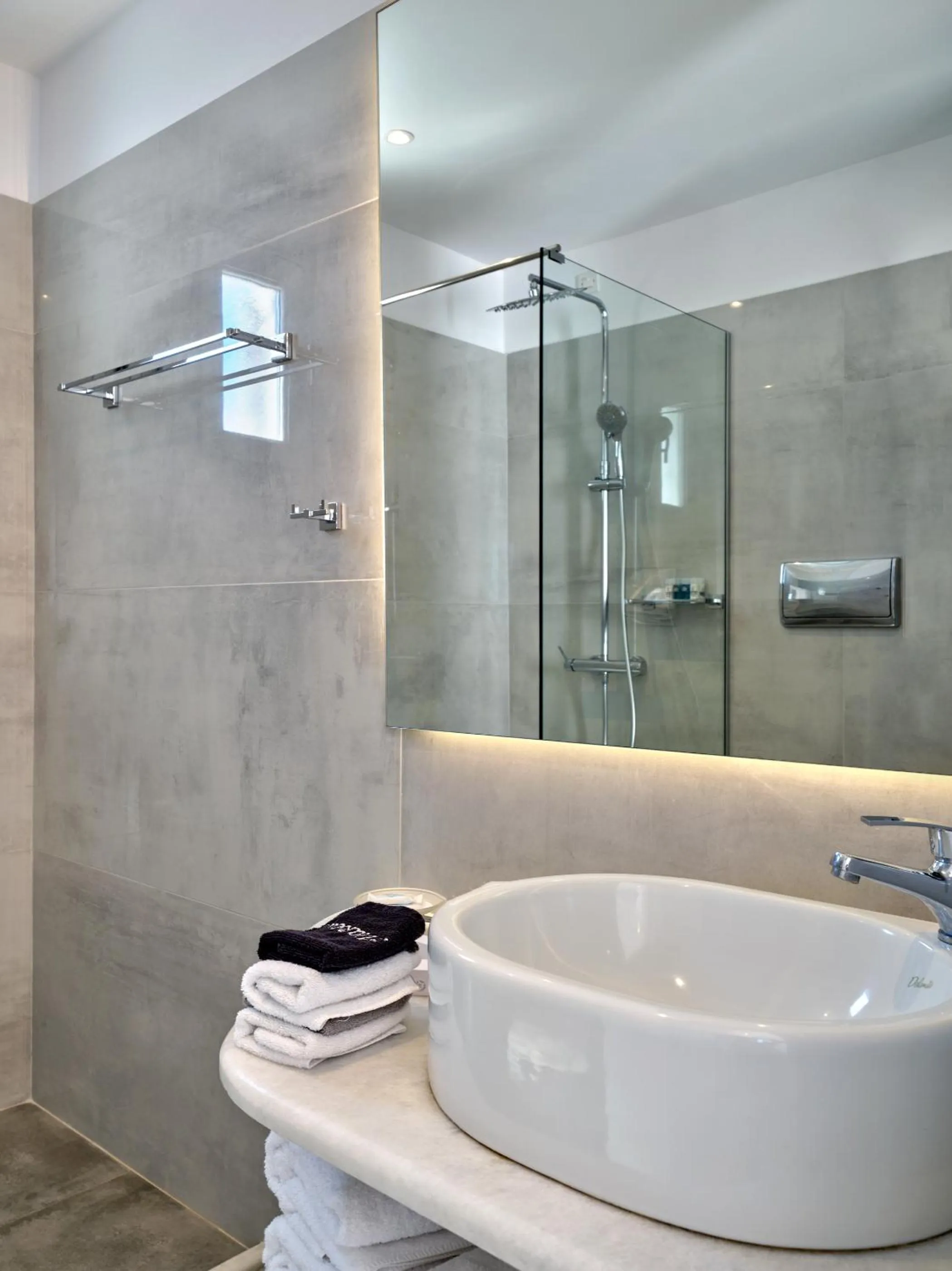 Bath in Kanale's Rooms & Suites