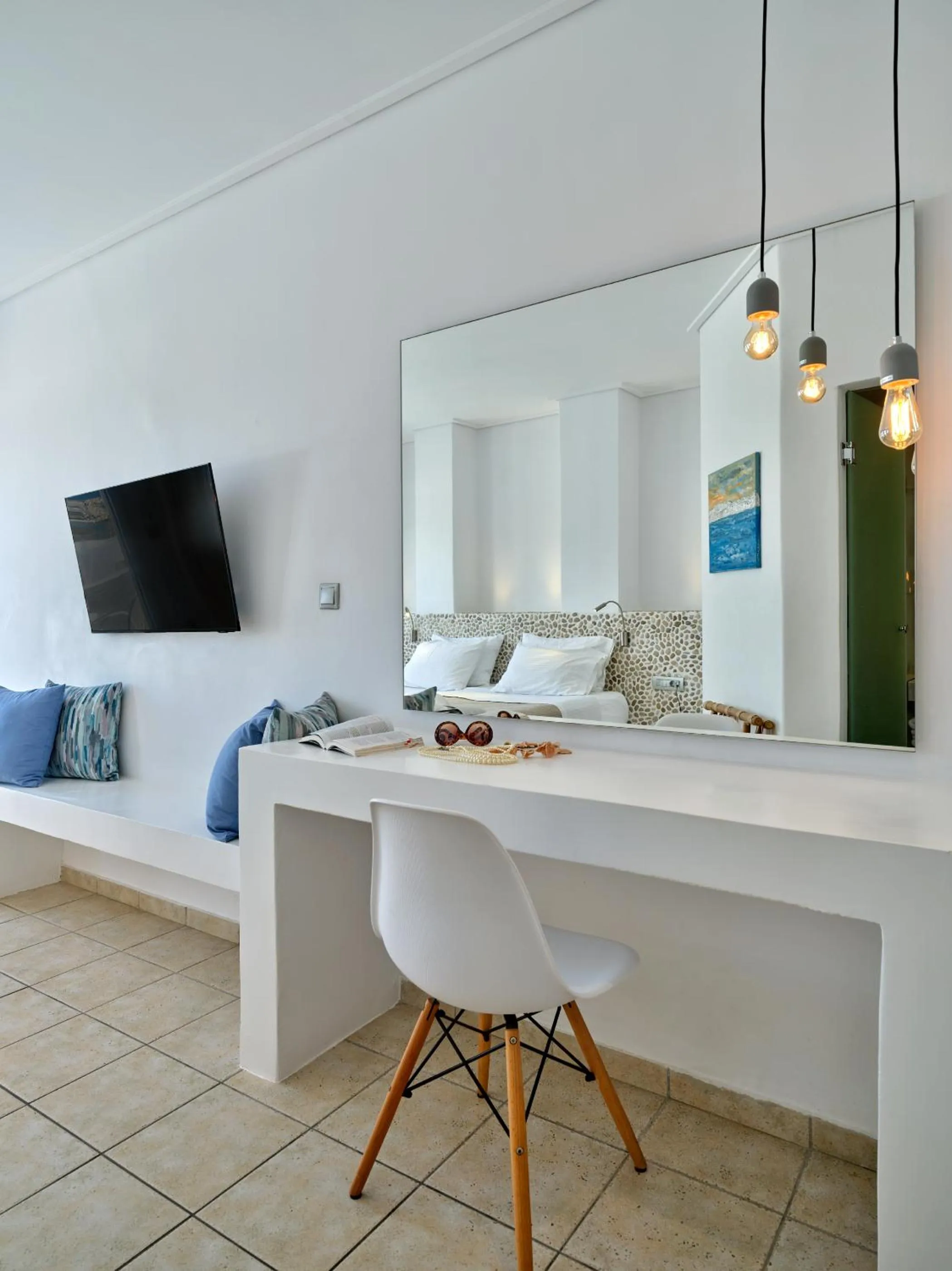 TV and multimedia, Bed in Kanale's Rooms & Suites