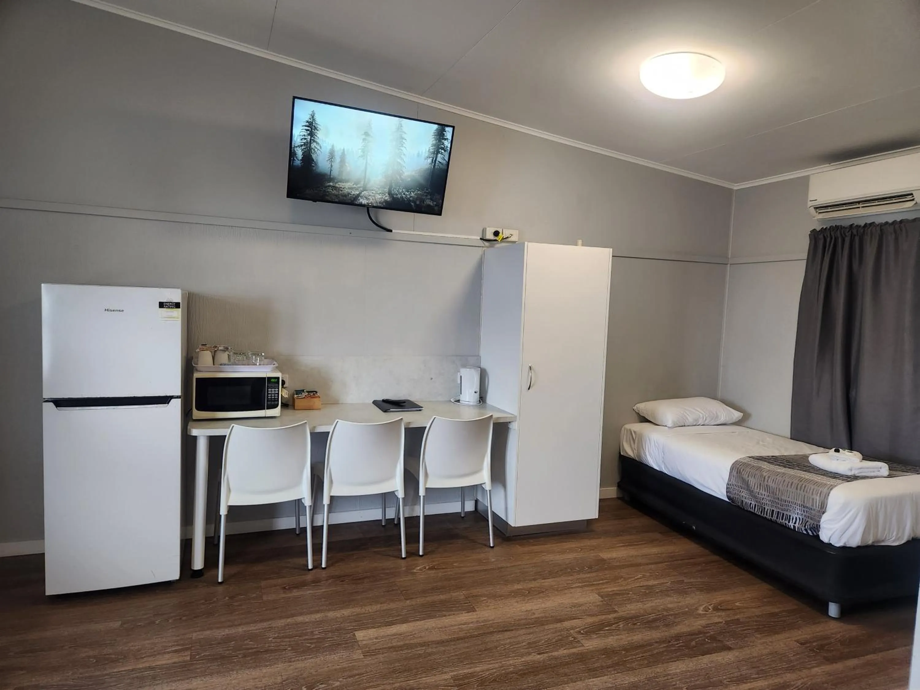 Living room, Bed in Ned Kelly's Motel