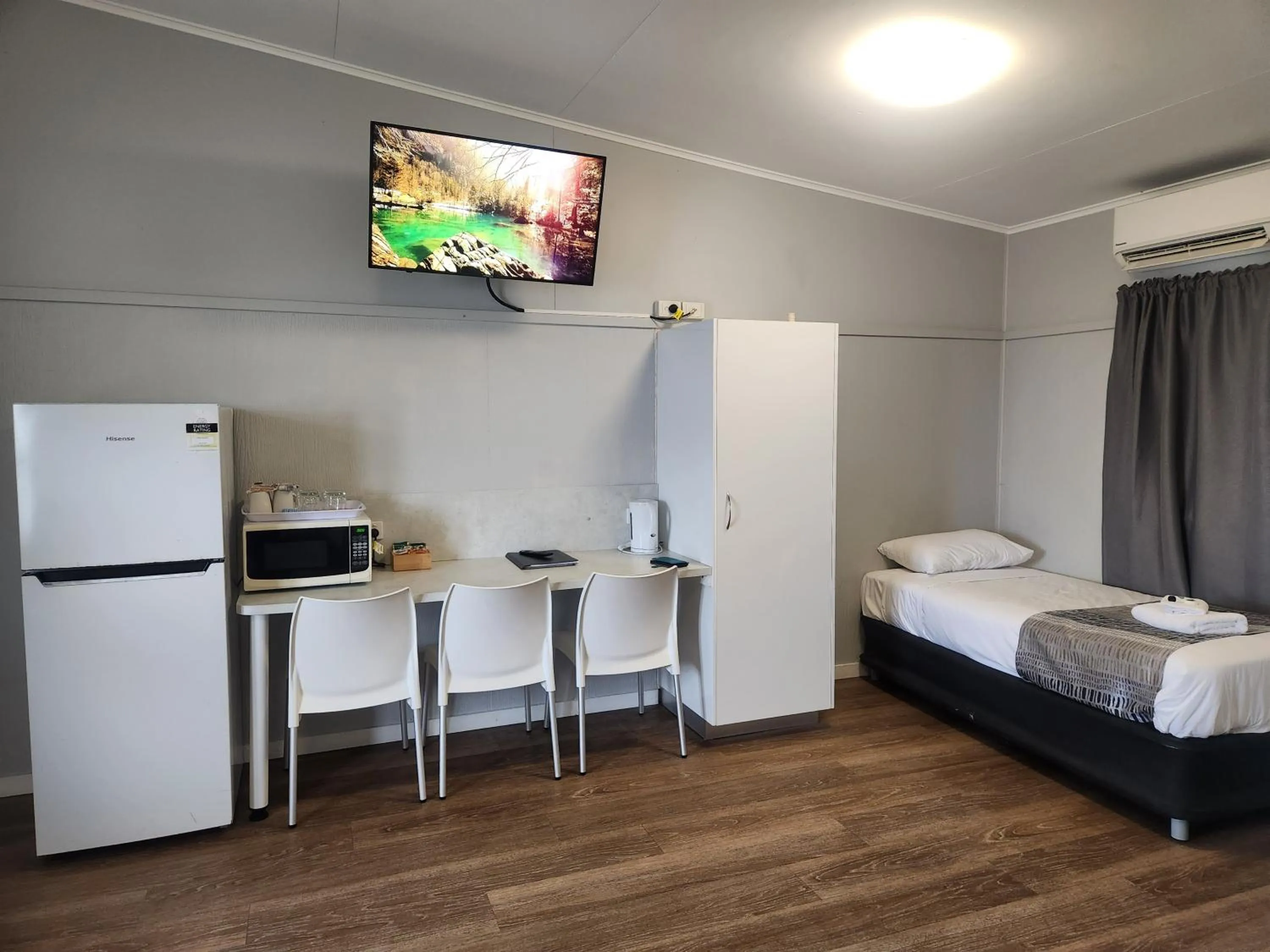 Living room, Bed in Ned Kelly's Motel