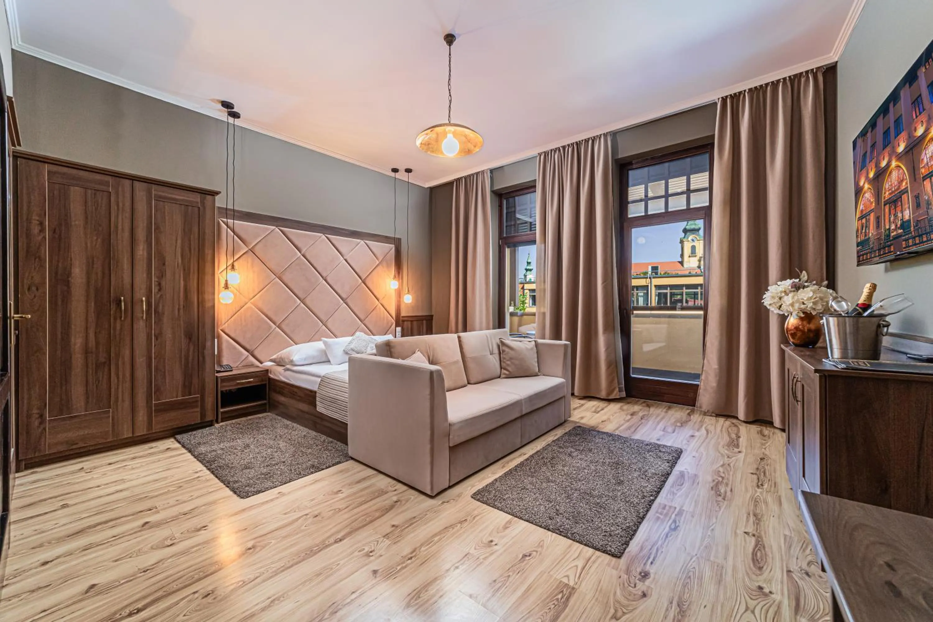 Living room, Bed in Komló Hotel Gyula