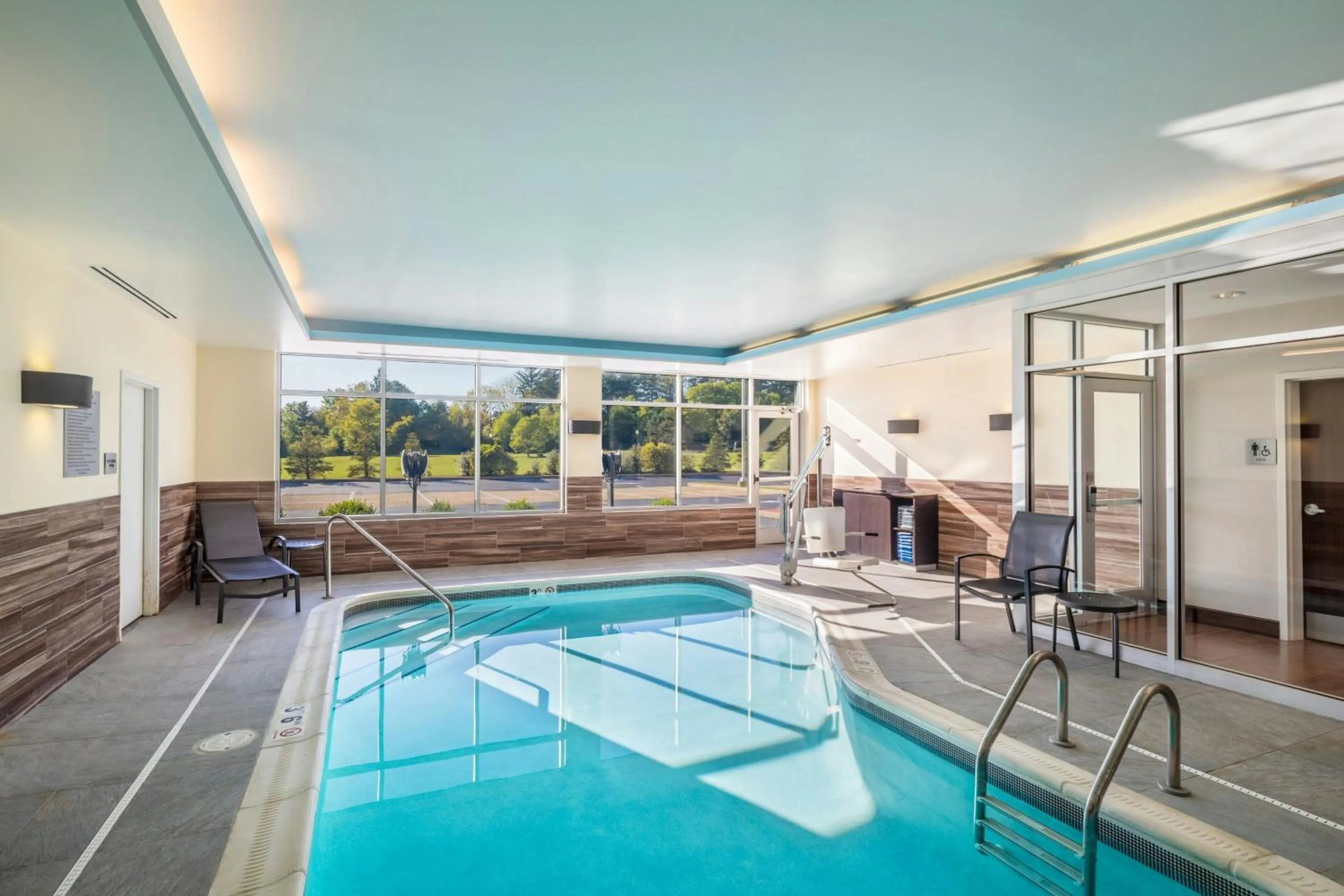 Swimming pool in Fairfield Inn & Suites by Marriott Akron Stow