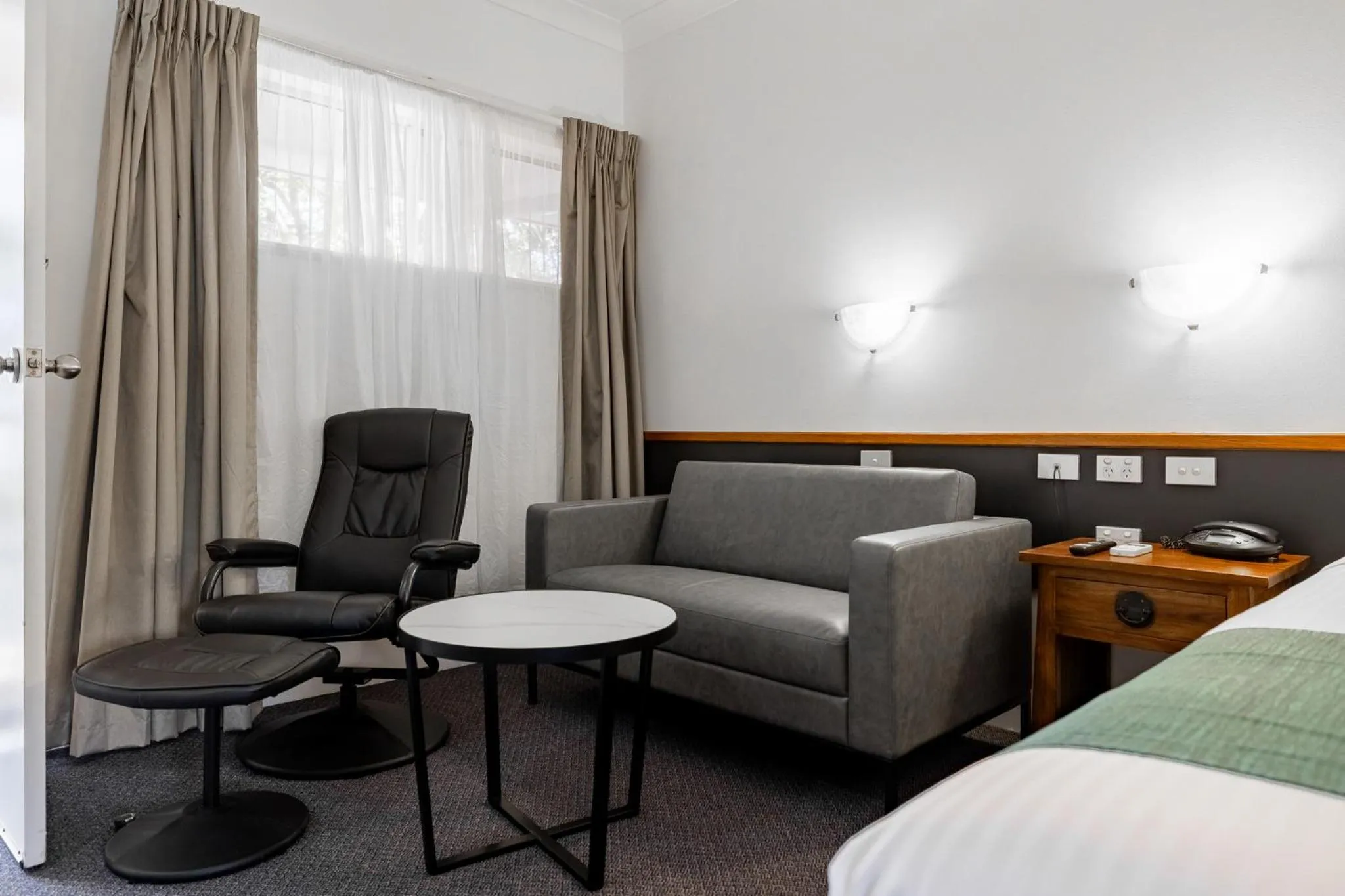 Seating area, Bed in Maraboon Motor Inn