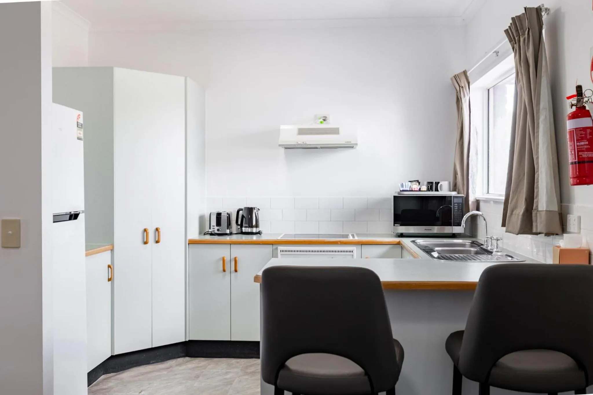 Kitchen or kitchenette in Maraboon Motor Inn