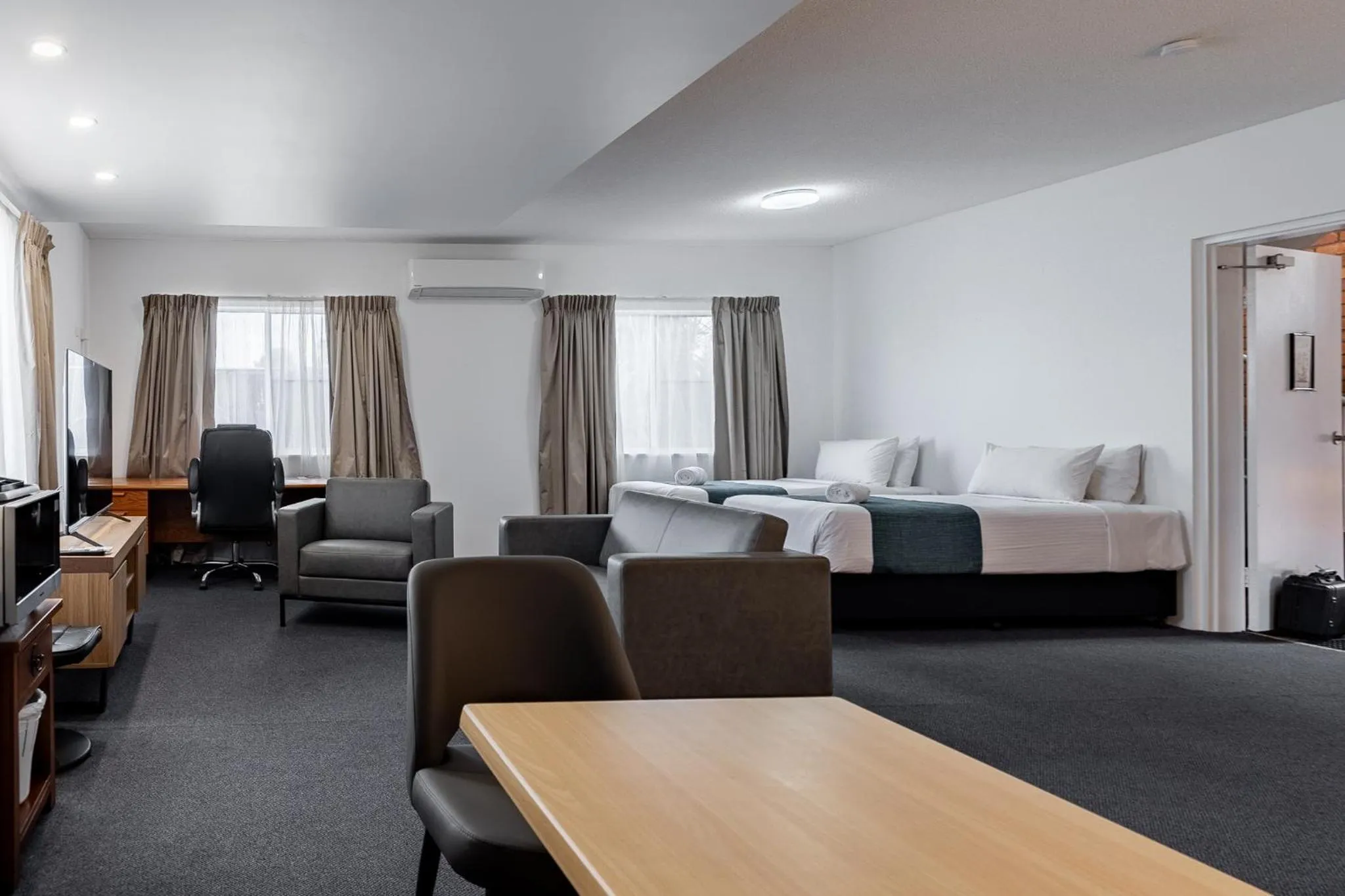 Photo of the whole room, Bed in Maraboon Motor Inn