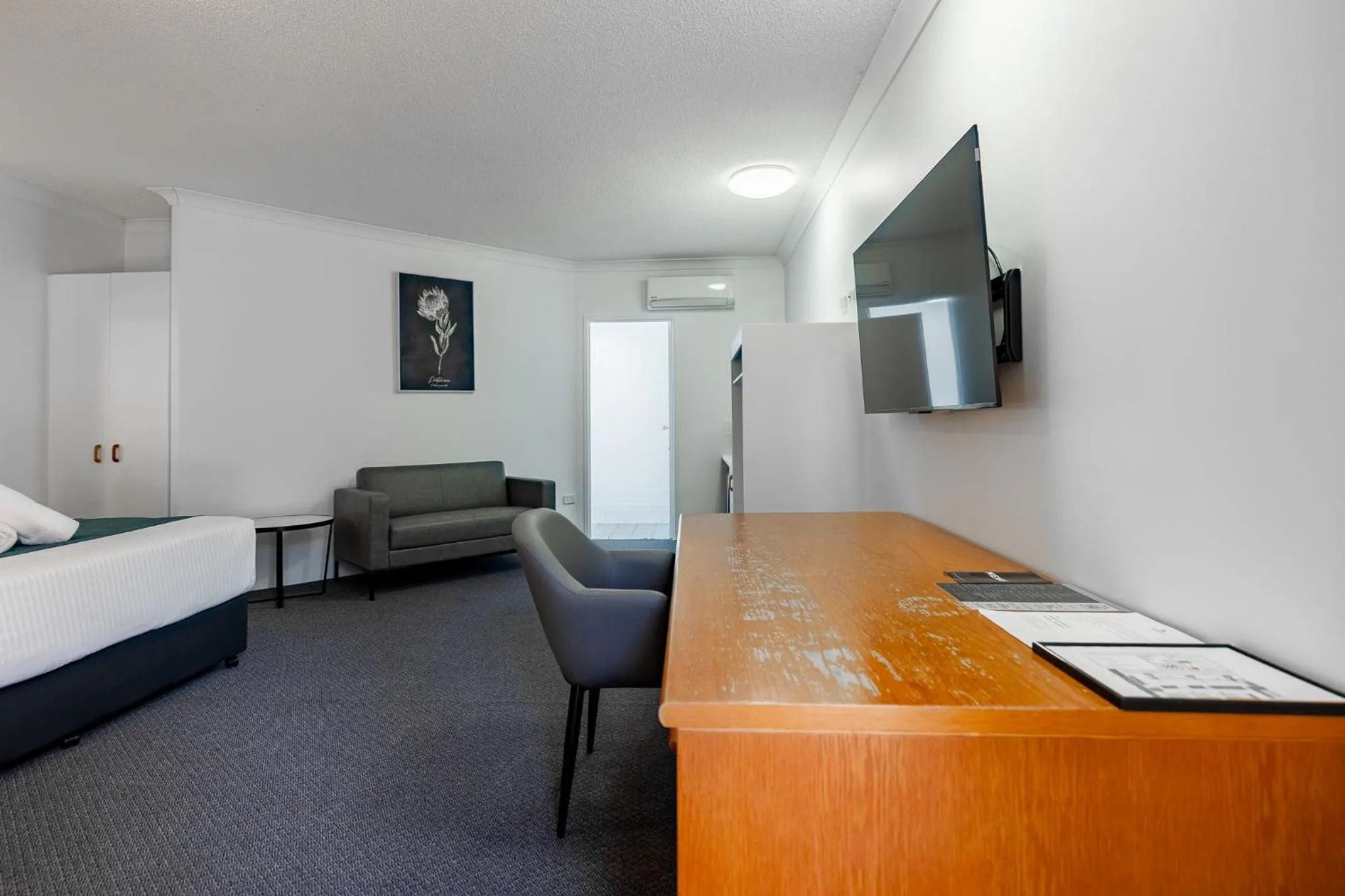 Seating area, Bed in Maraboon Motor Inn