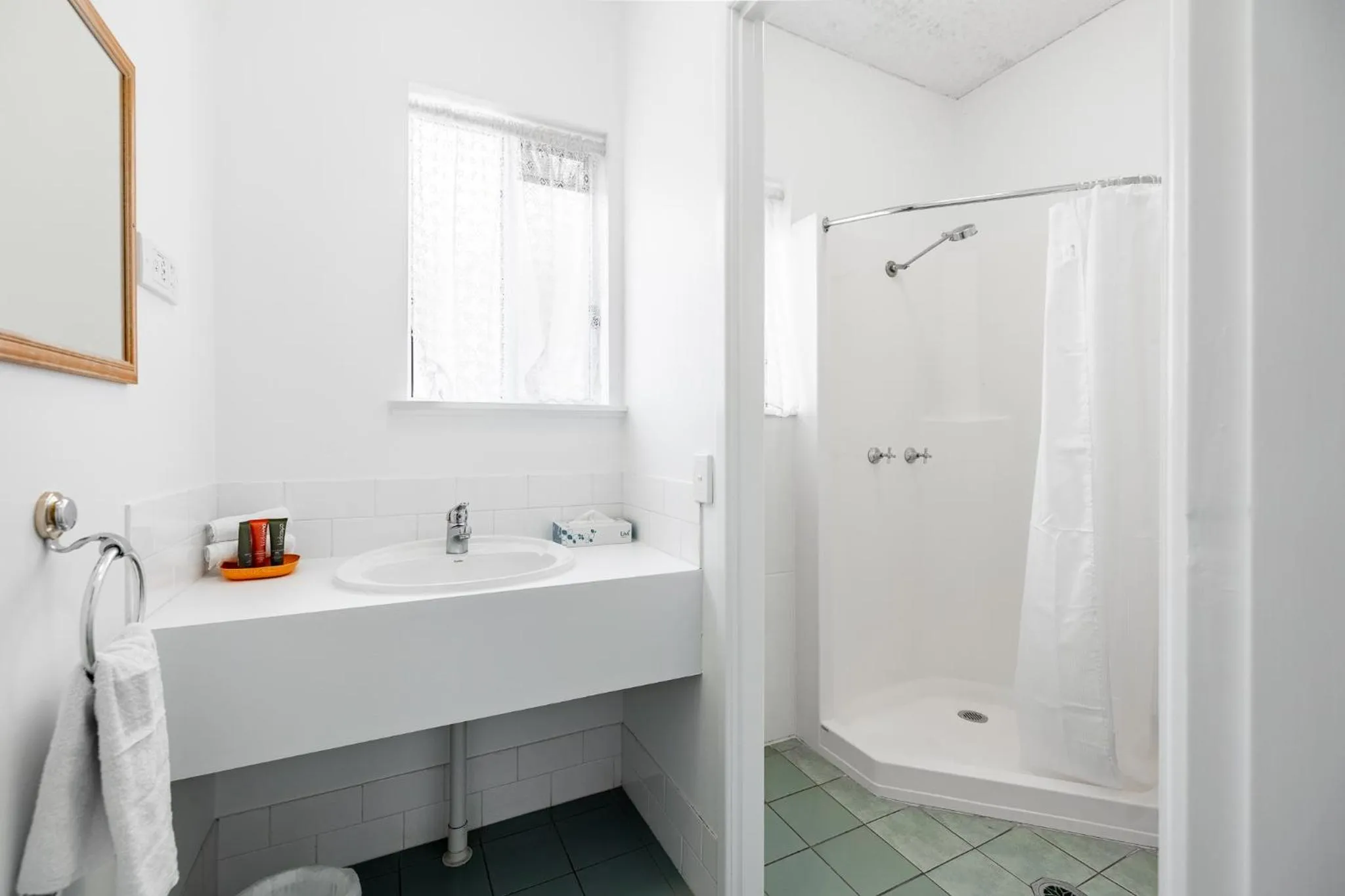 Shower in Maraboon Motor Inn