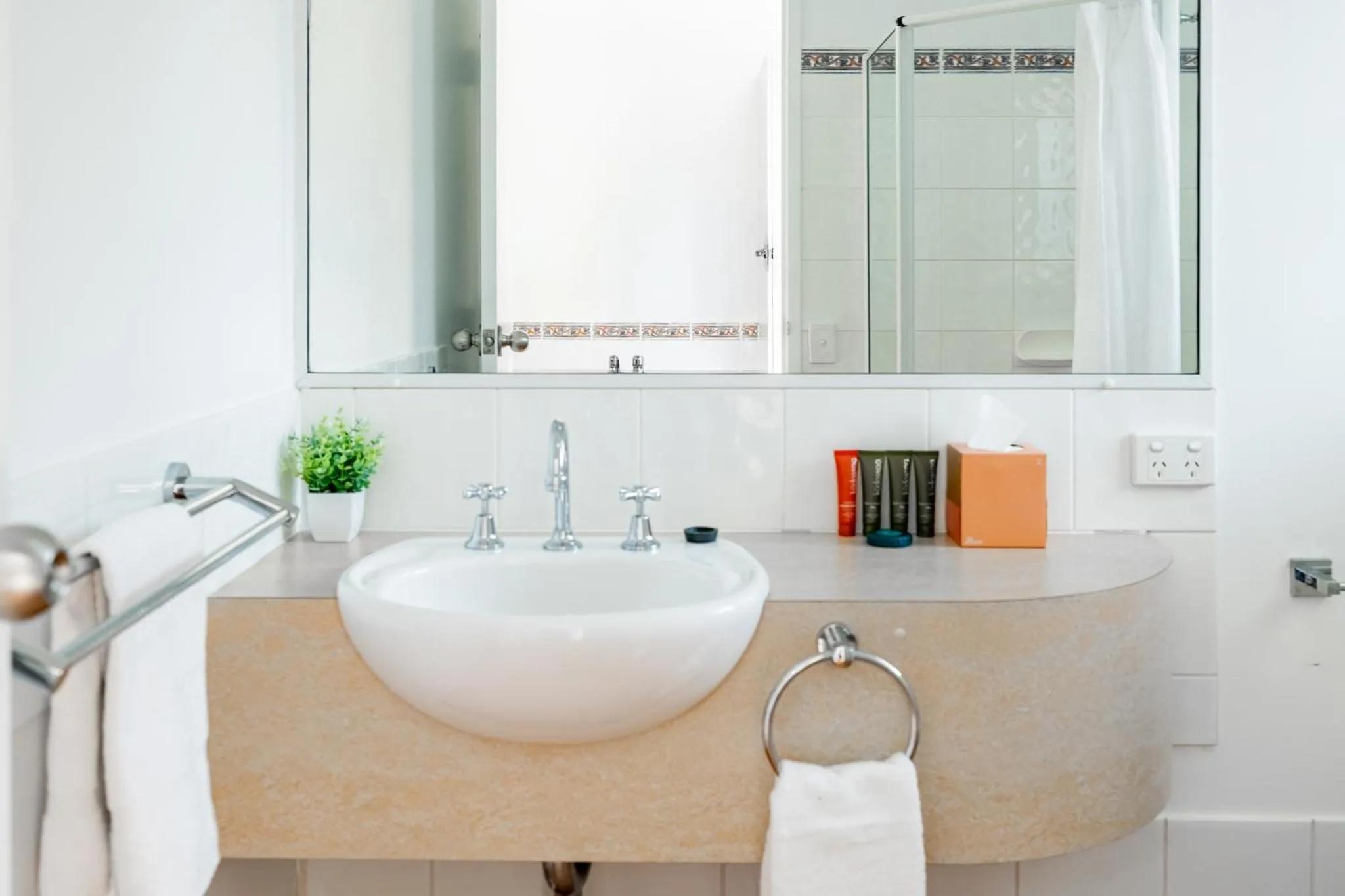 Bathroom in Maraboon Motor Inn