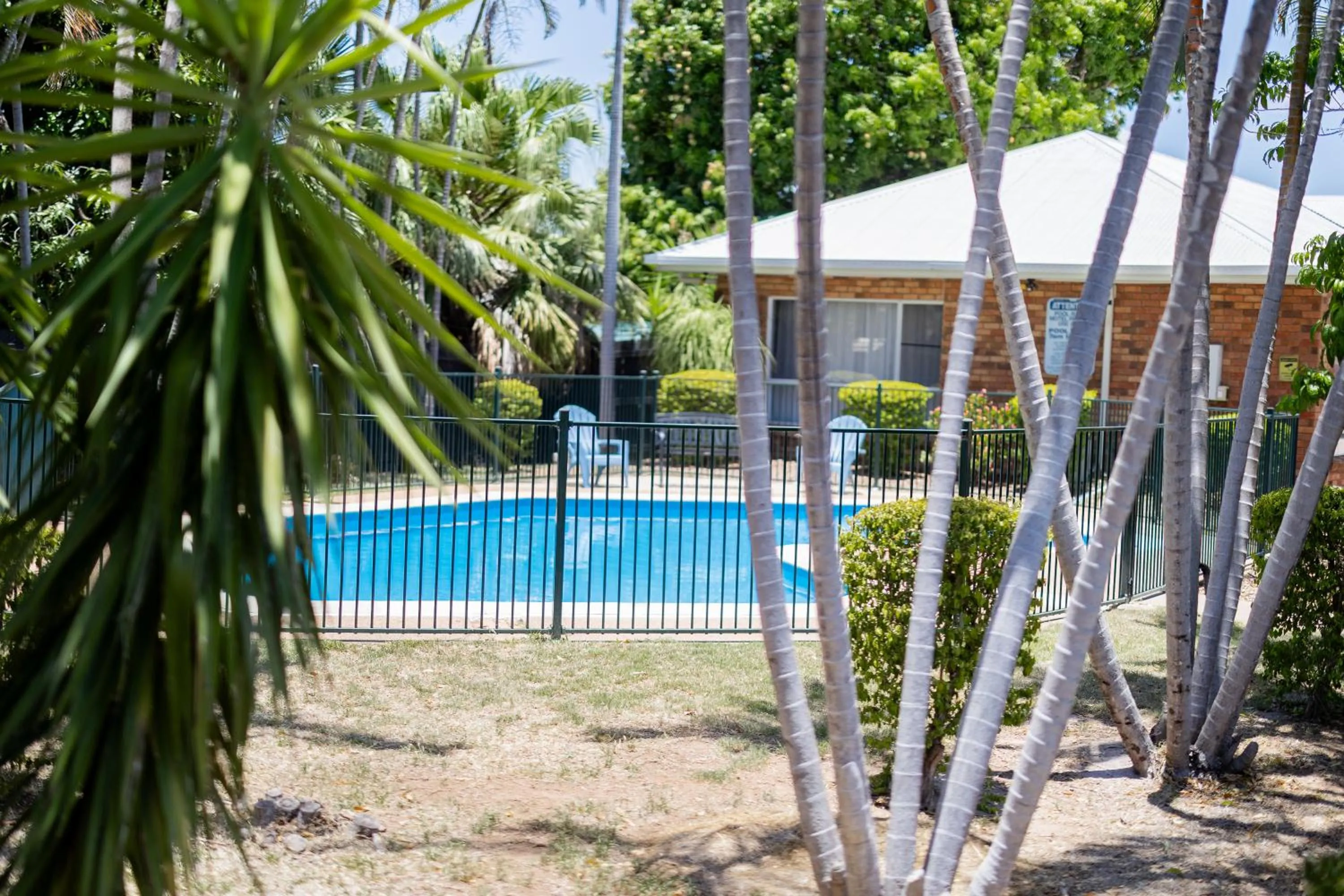 Swimming pool in Maraboon Motor Inn