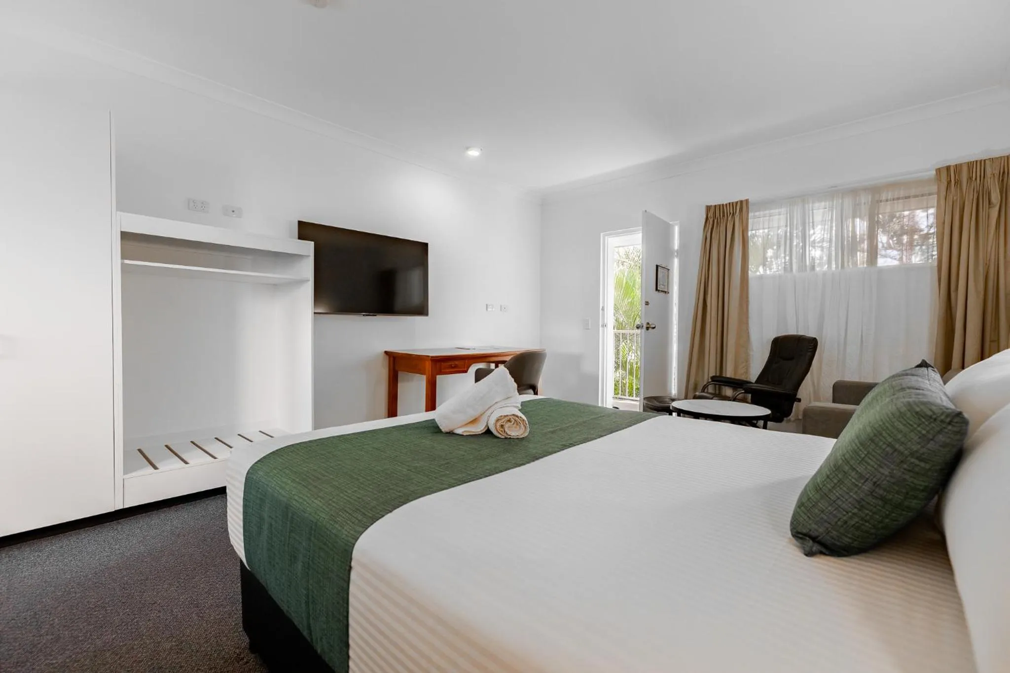 Photo of the whole room, Bed in Maraboon Motor Inn