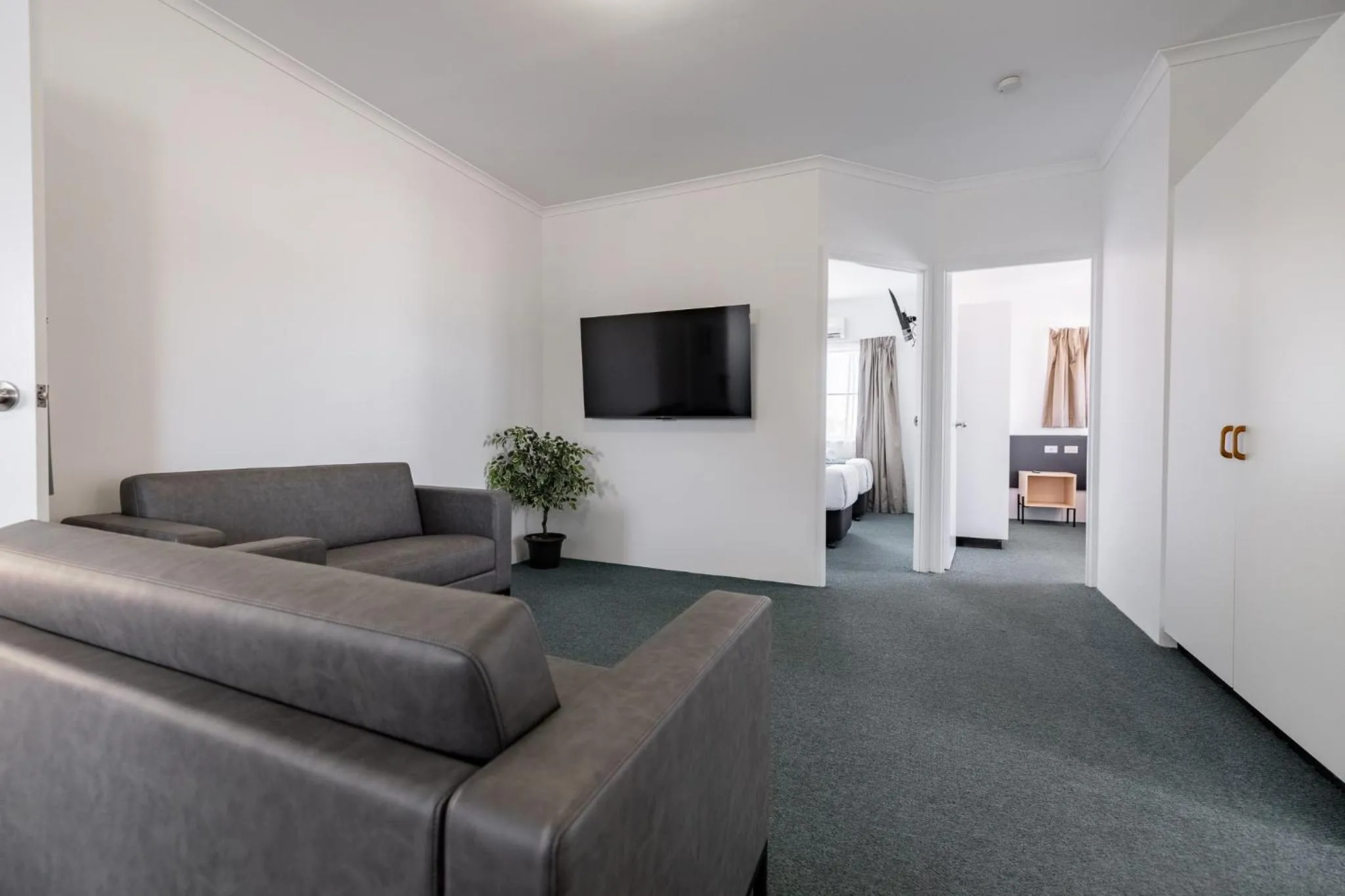 Living room, Bed in Maraboon Motor Inn