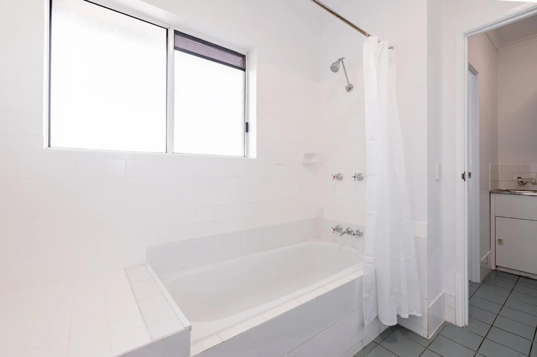 Bathroom in Maraboon Motor Inn