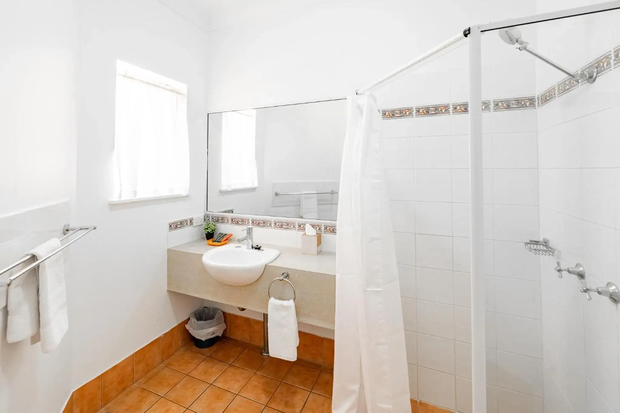 Junior Twin Room in Maraboon Motor Inn Junior Twin Room in Maraboon Motor Inn