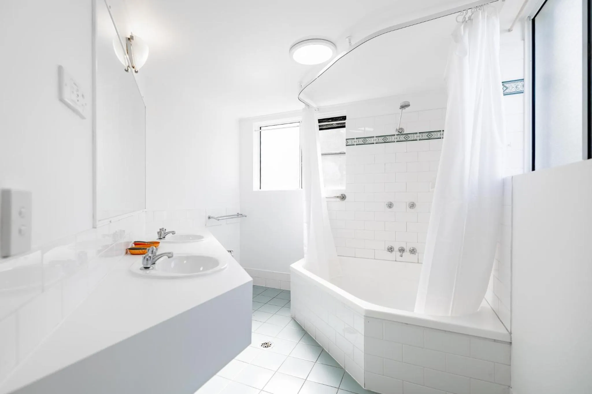 Bathroom in Maraboon Motor Inn