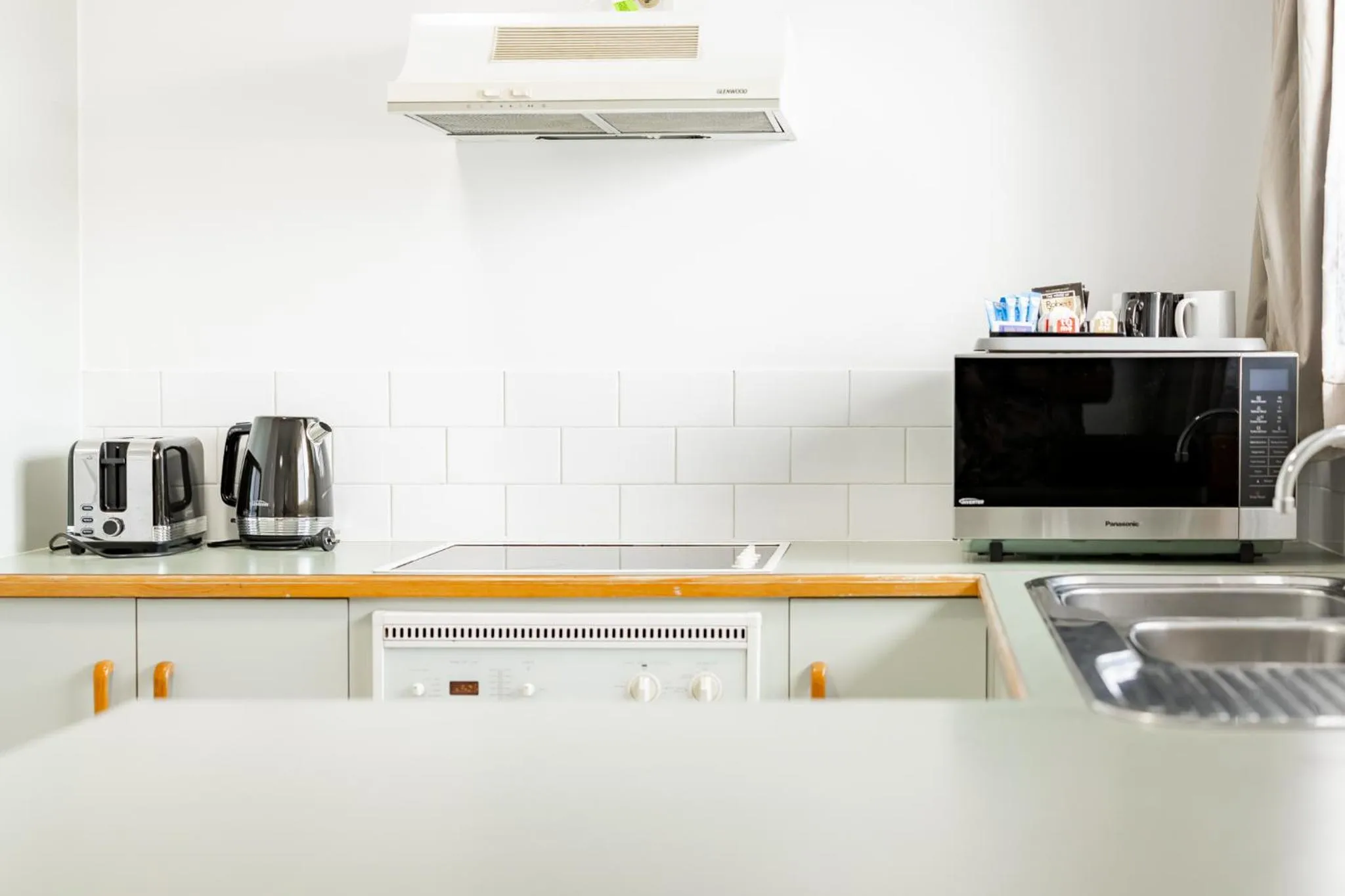 Kitchen or kitchenette in Maraboon Motor Inn