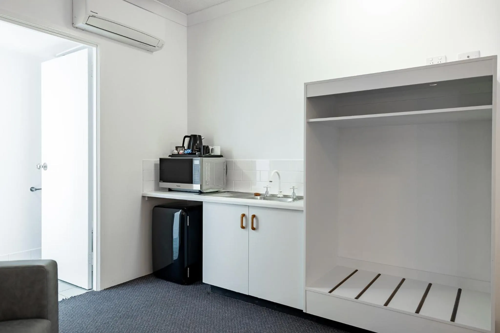 Kitchen or kitchenette in Maraboon Motor Inn