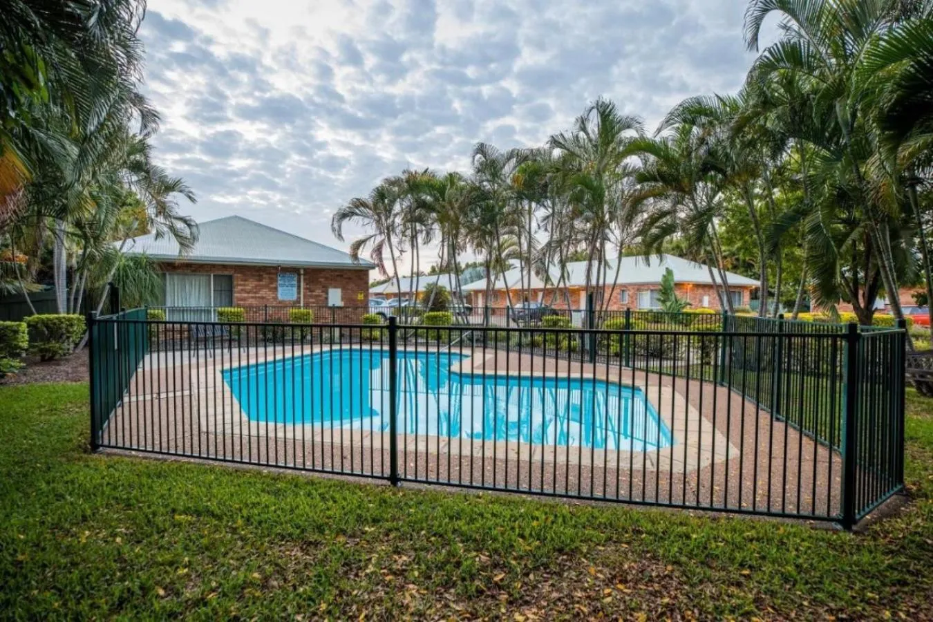 Swimming pool in Maraboon Motor Inn