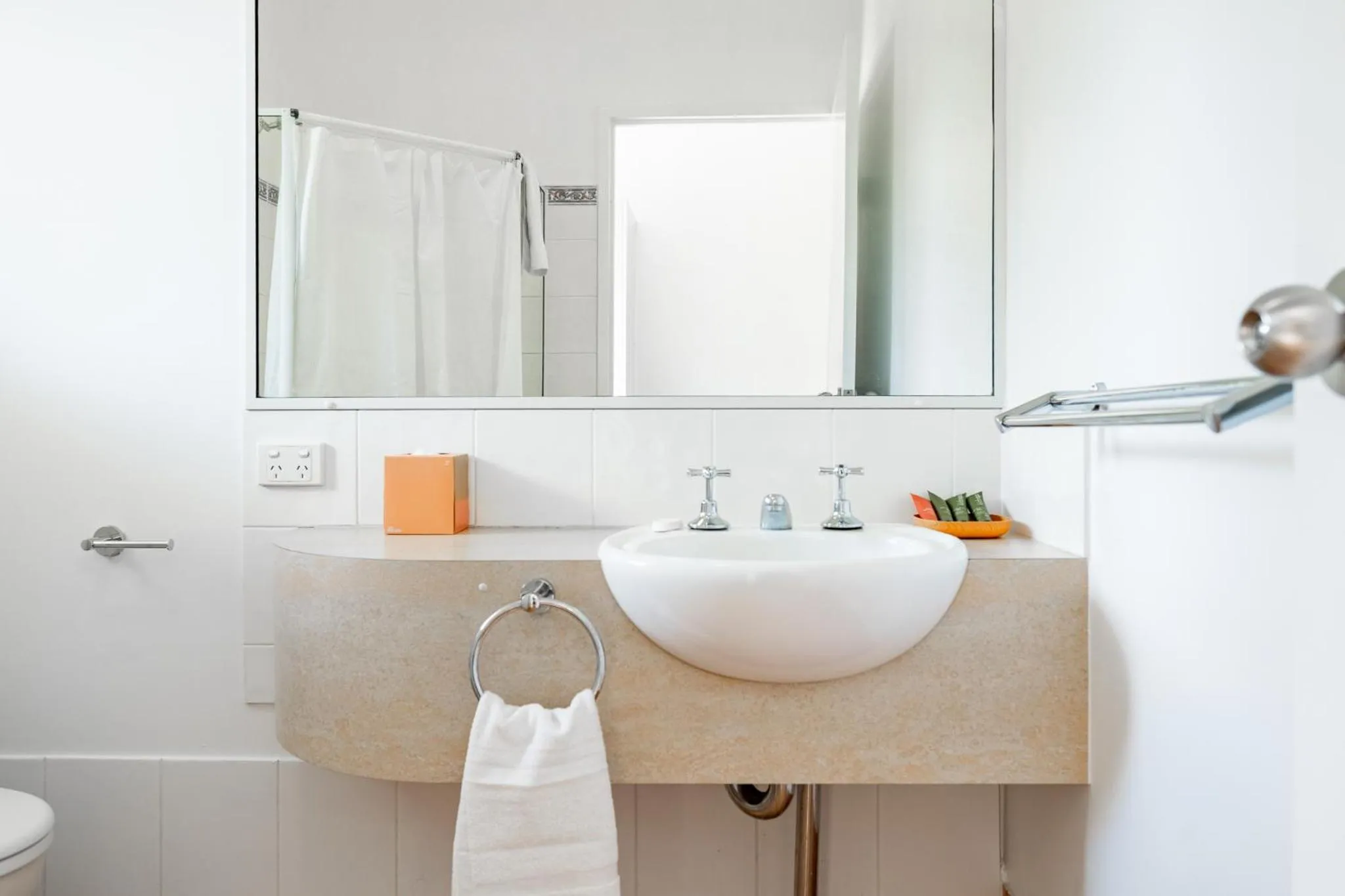 Bathroom in Maraboon Motor Inn