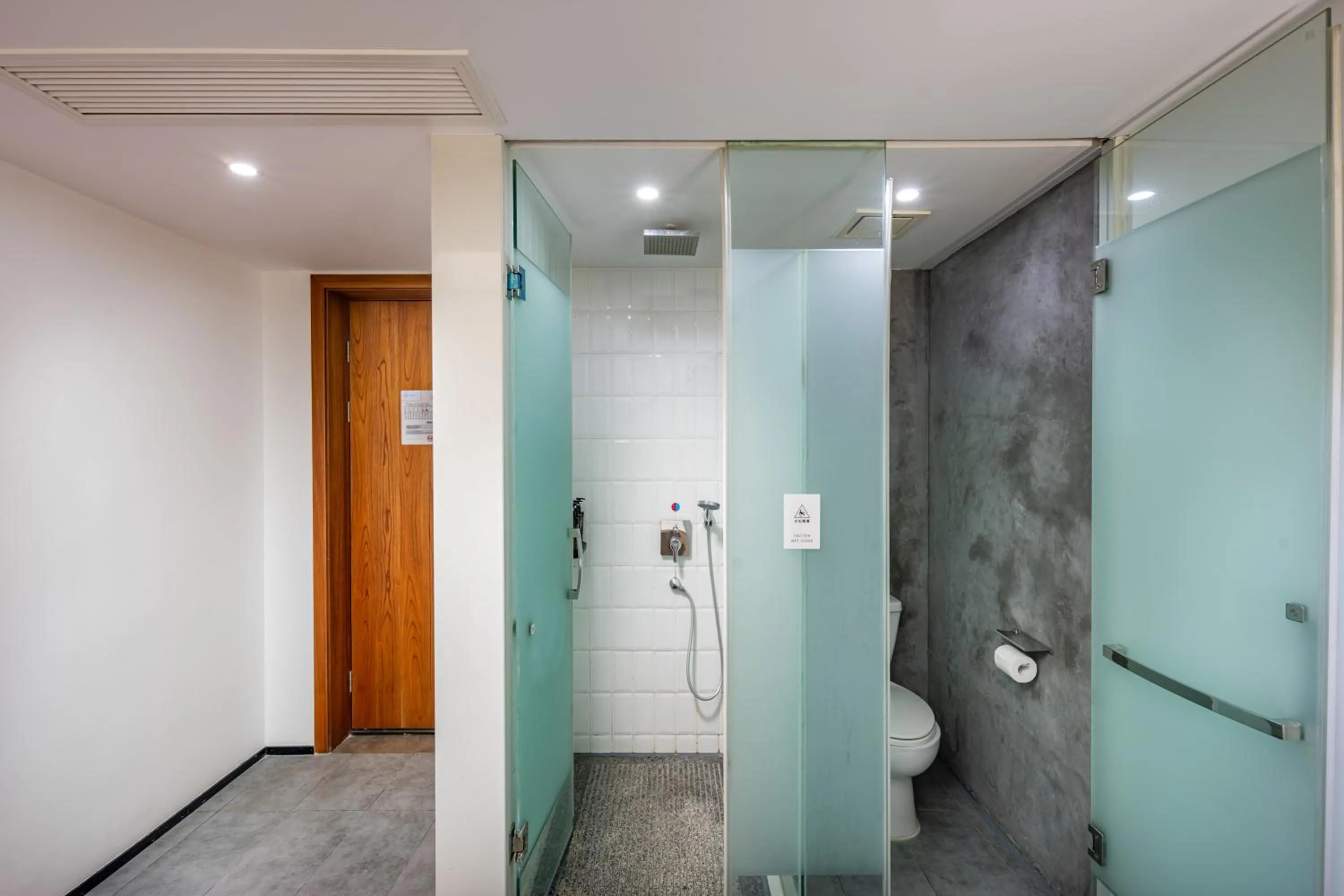 Shower in Trip Voicer Chengdu Wide and Narrow Alley