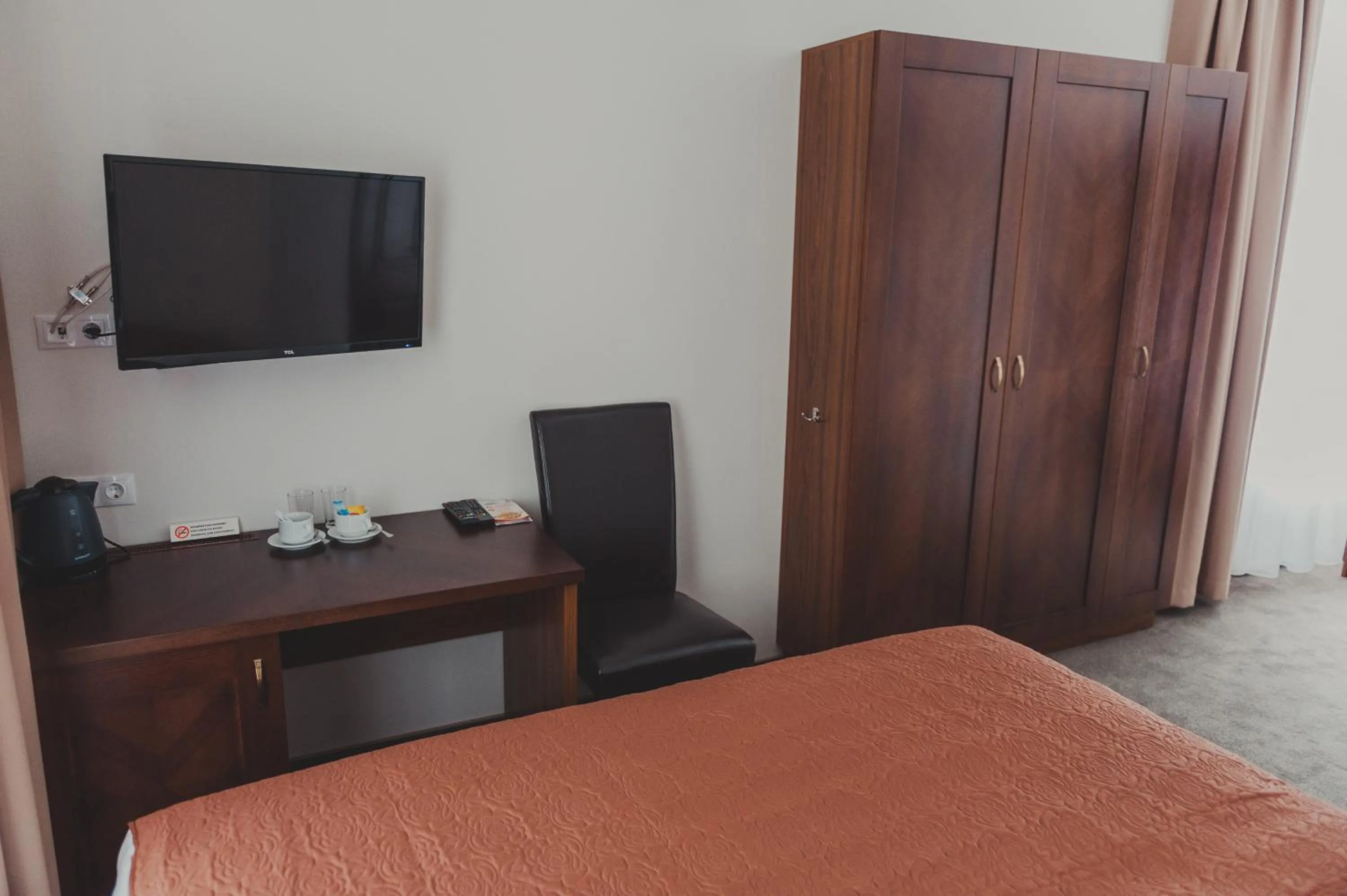 Photo of the whole room, Bed in Biplan City