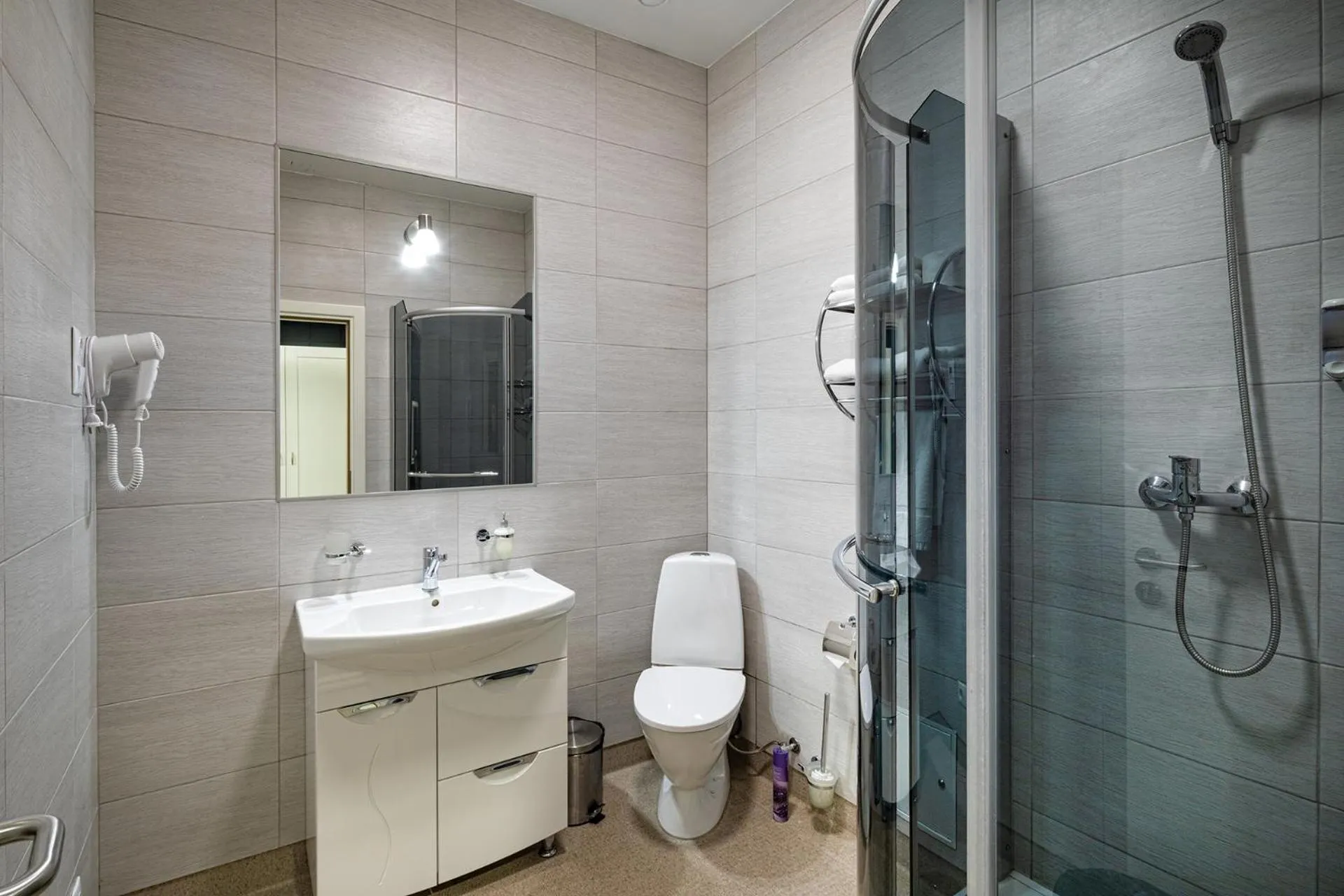 Shower in Biplan City