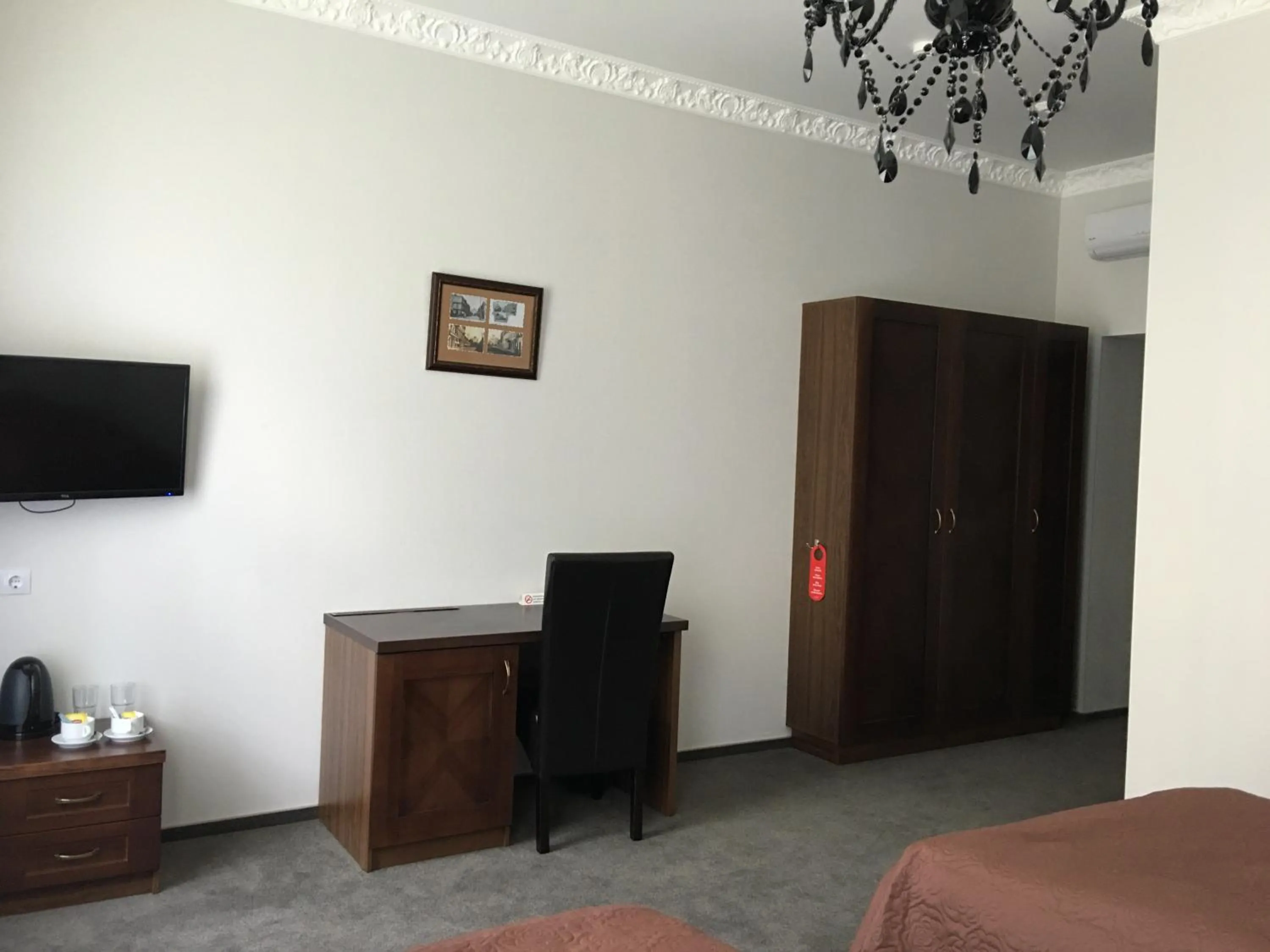 Photo of the whole room, Bed in Biplan City
