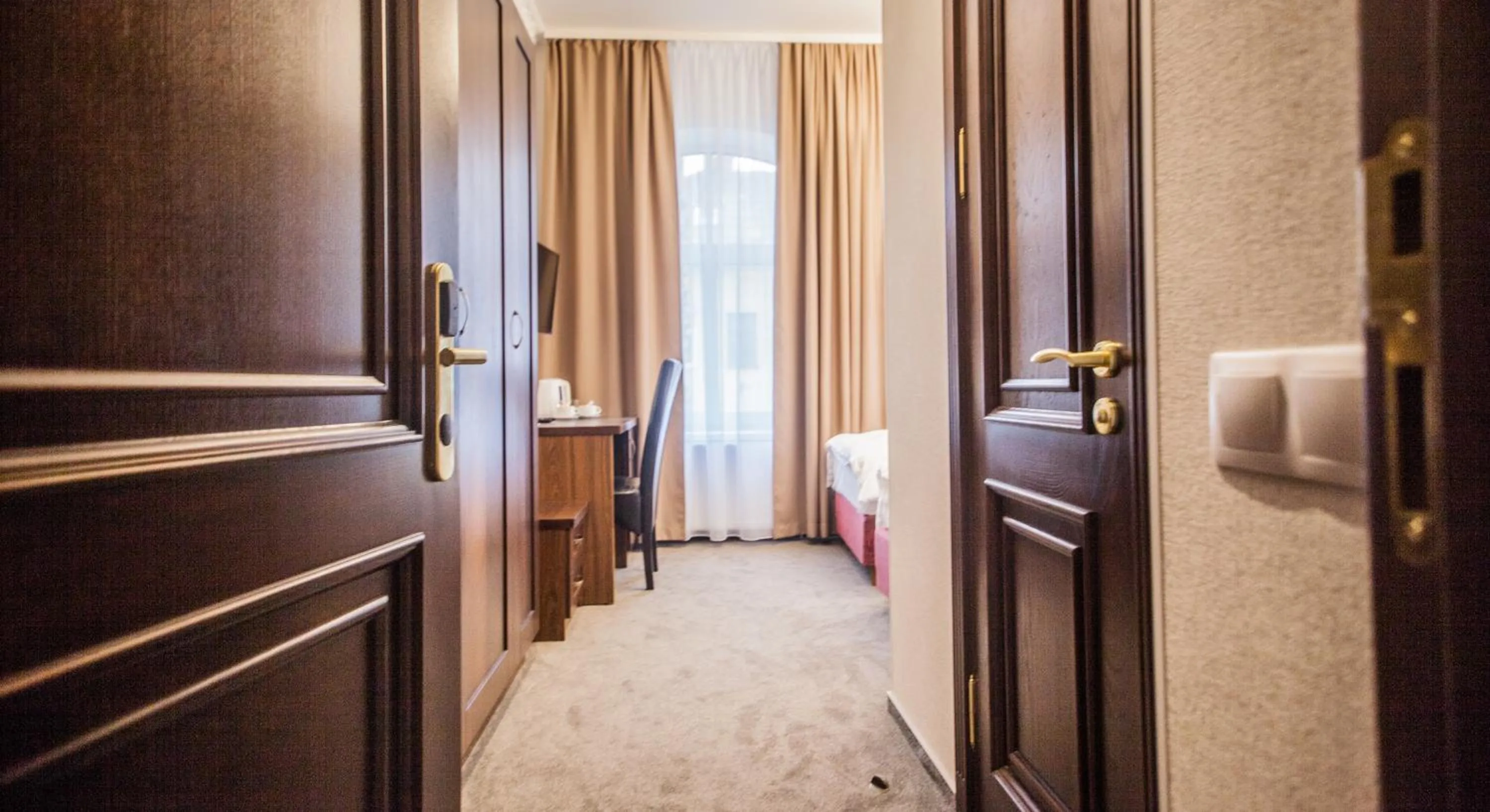Photo of the whole room, Bed in Biplan City