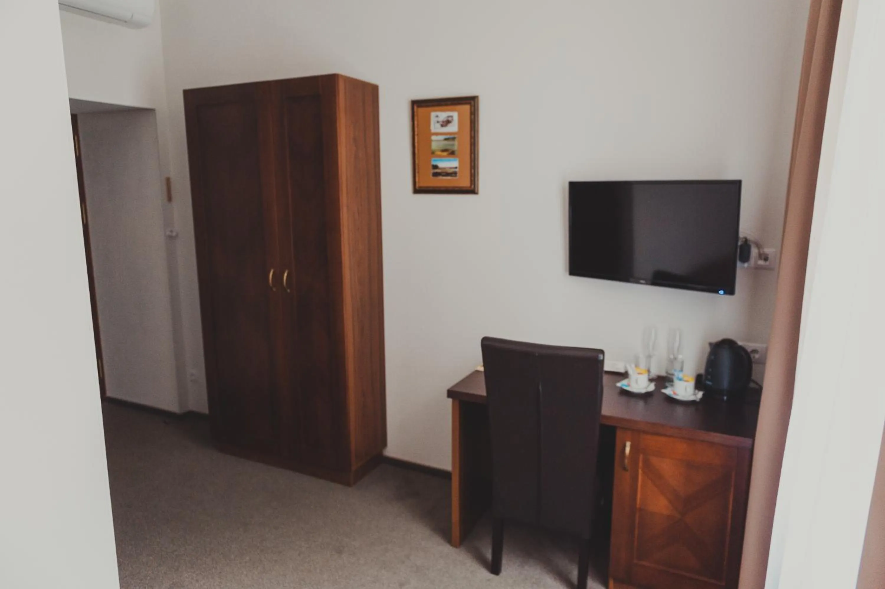 Photo of the whole room in Biplan City