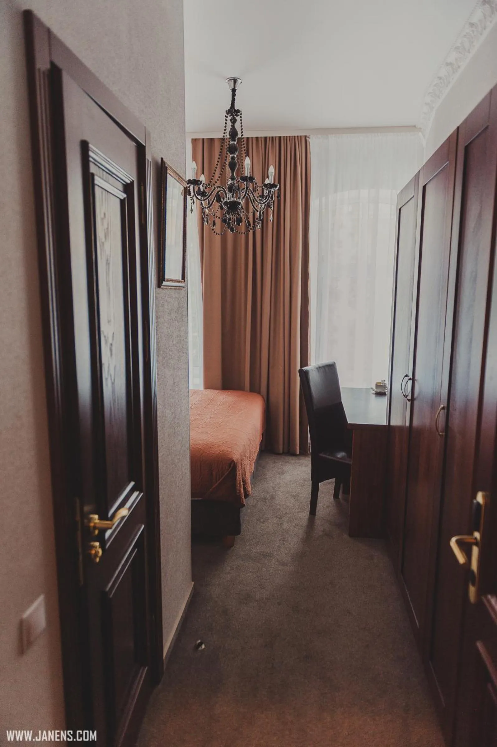 Photo of the whole room, Bed in Biplan City