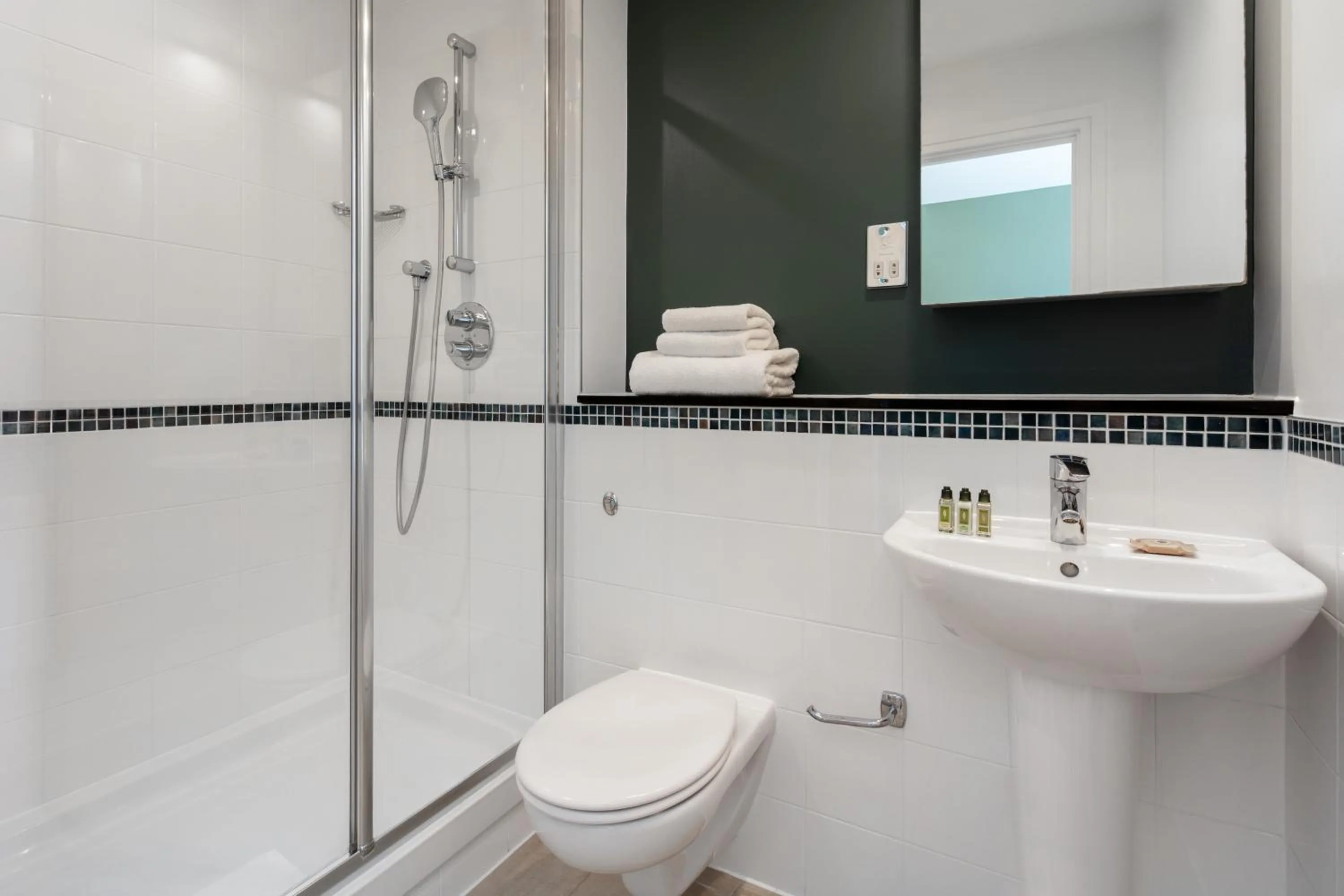 Shower in Marlin Aldgate Tower Bridge