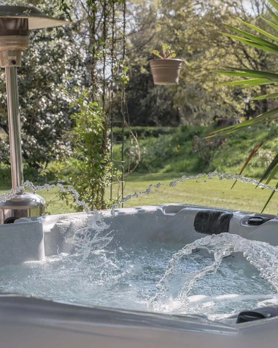 Hot Tub in Les Aulnaies - B&B