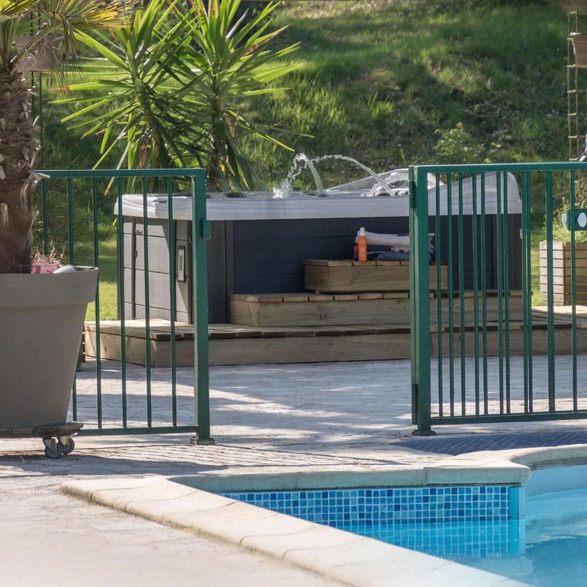 Swimming pool in Les Aulnaies - B&B