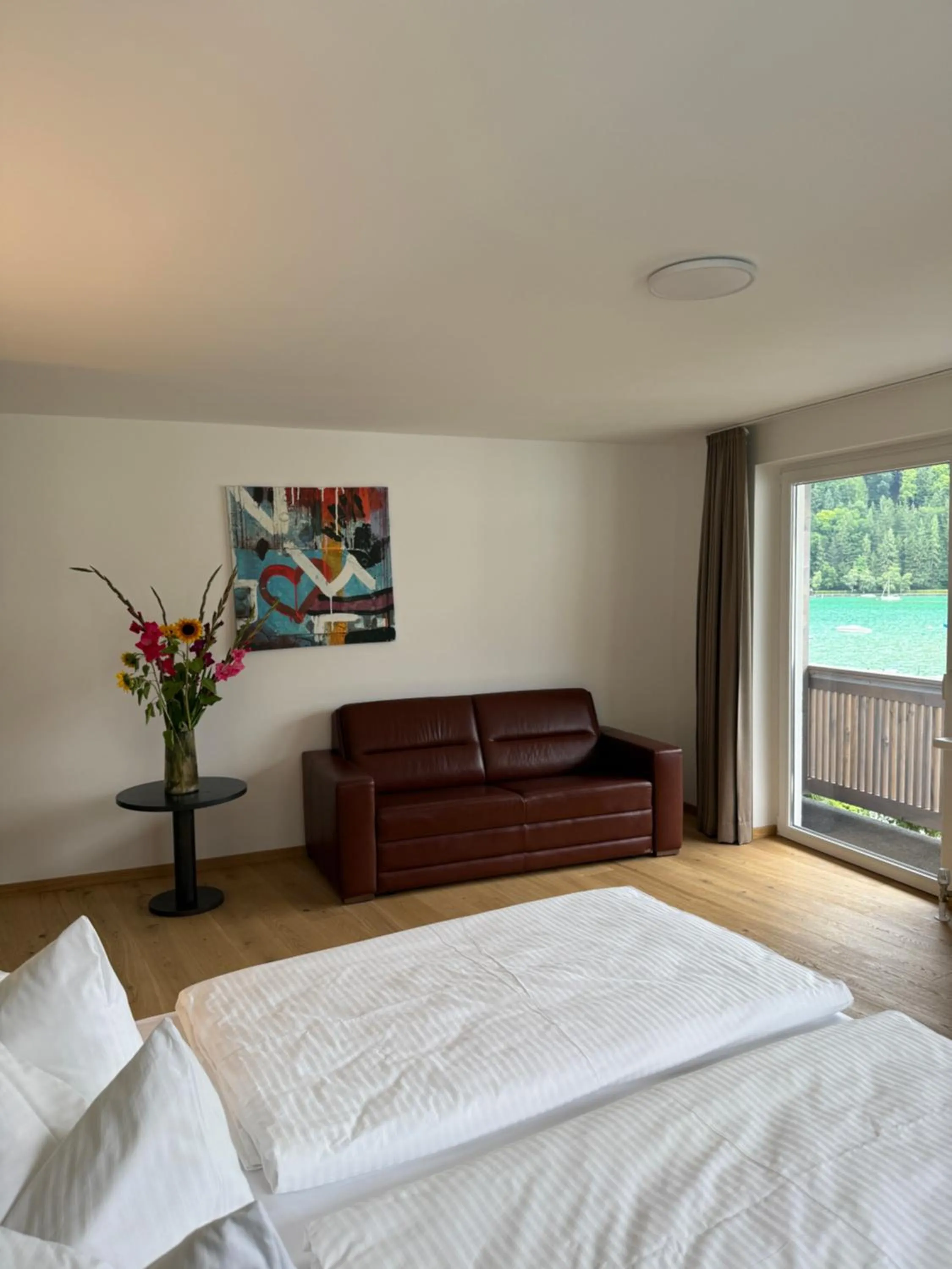 Communal lounge/ TV room, Bed in Seehotel Lilly