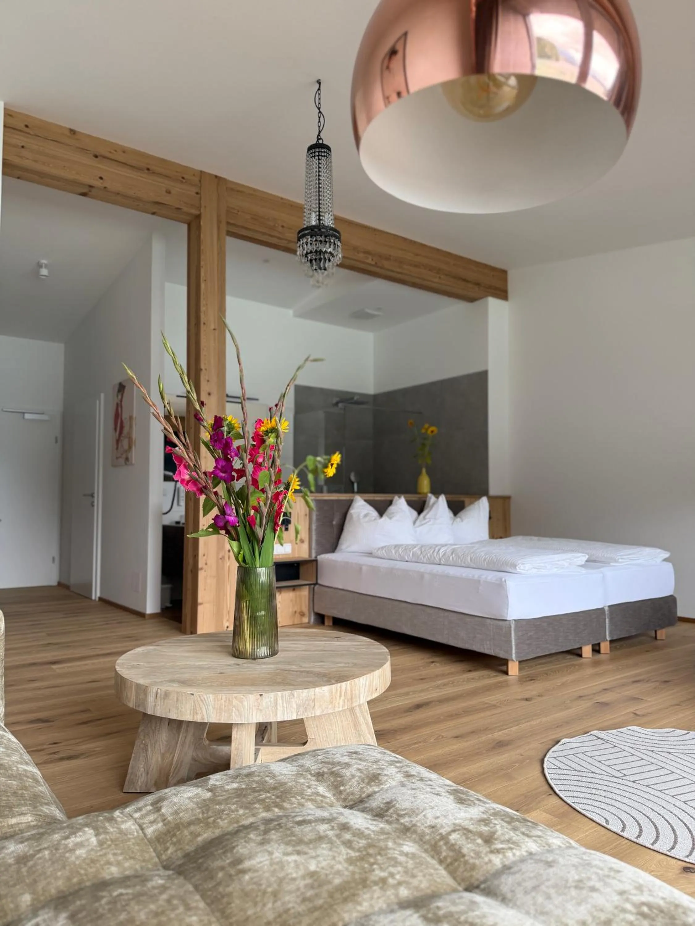 Communal lounge/ TV room, Bed in Seehotel Lilly