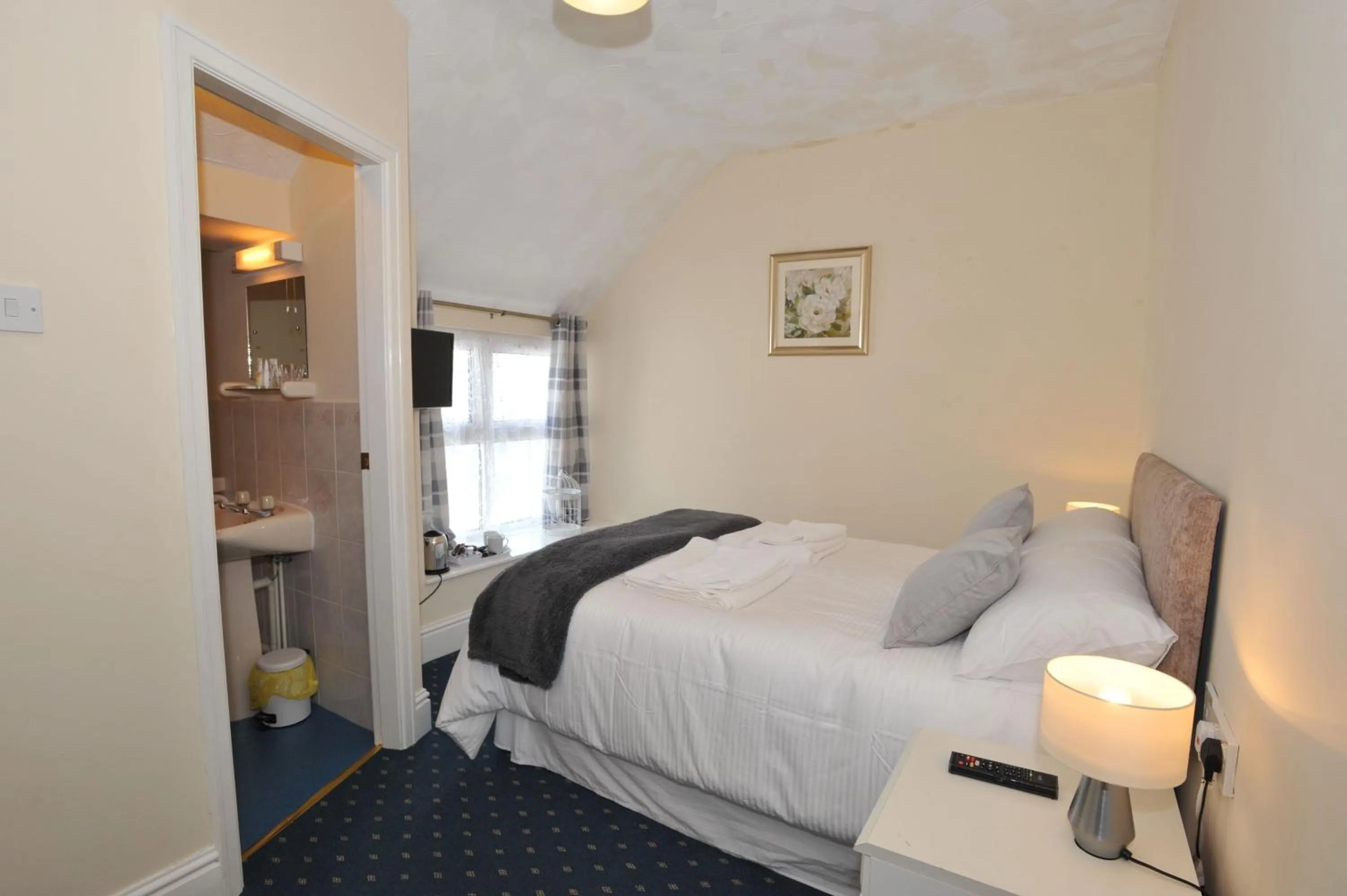 Photo of the whole room, Bed in California Inn