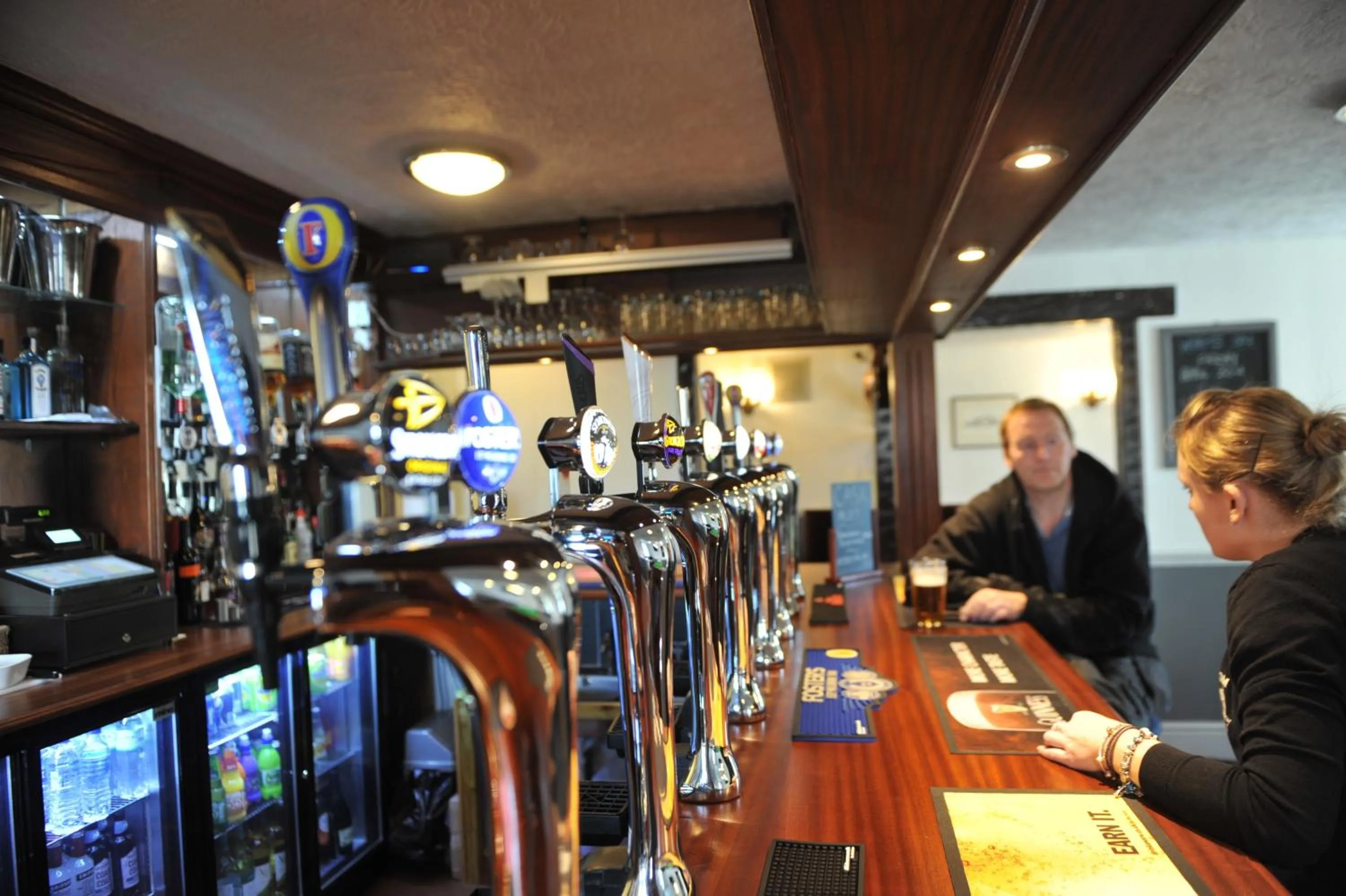 Lounge or bar in California Inn