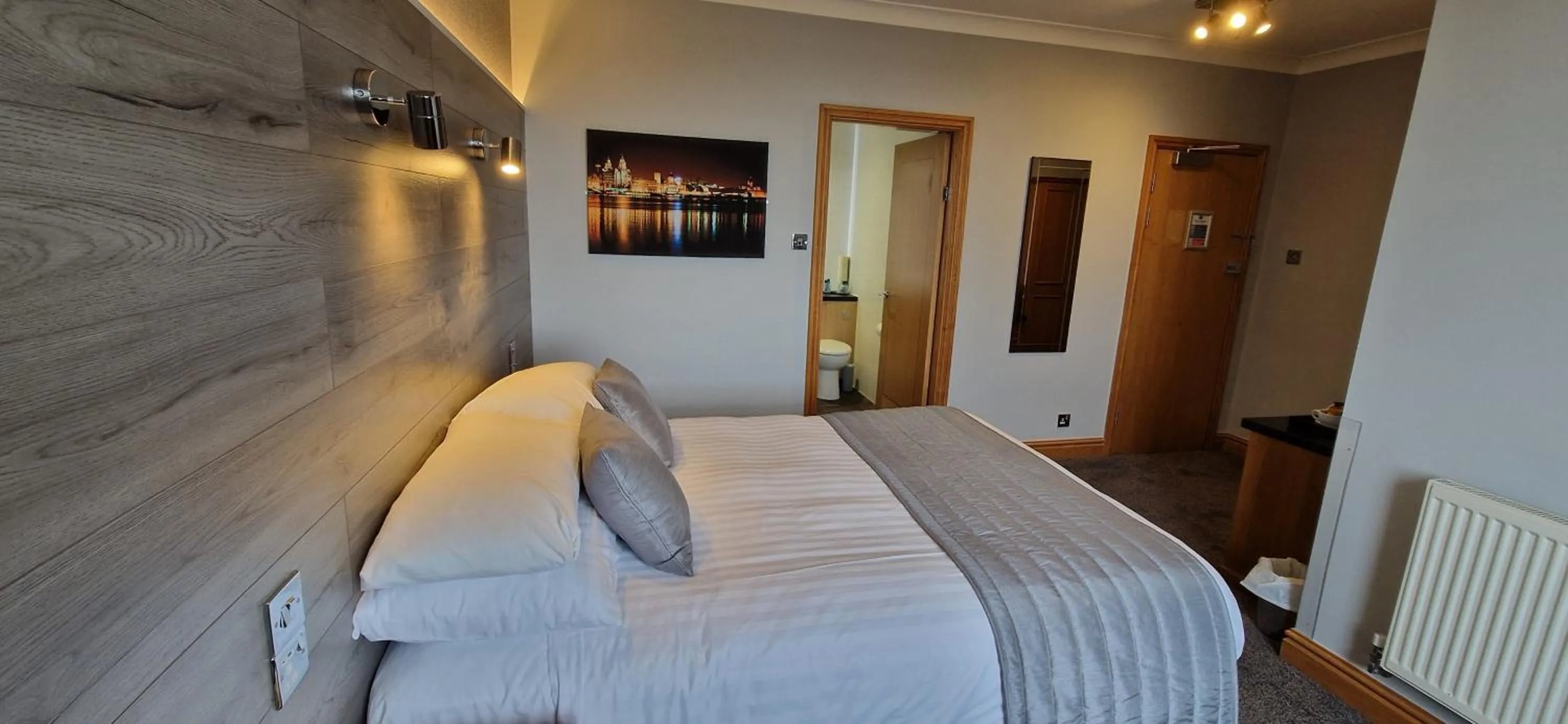 Bedroom, Bed in The Royal Hotel