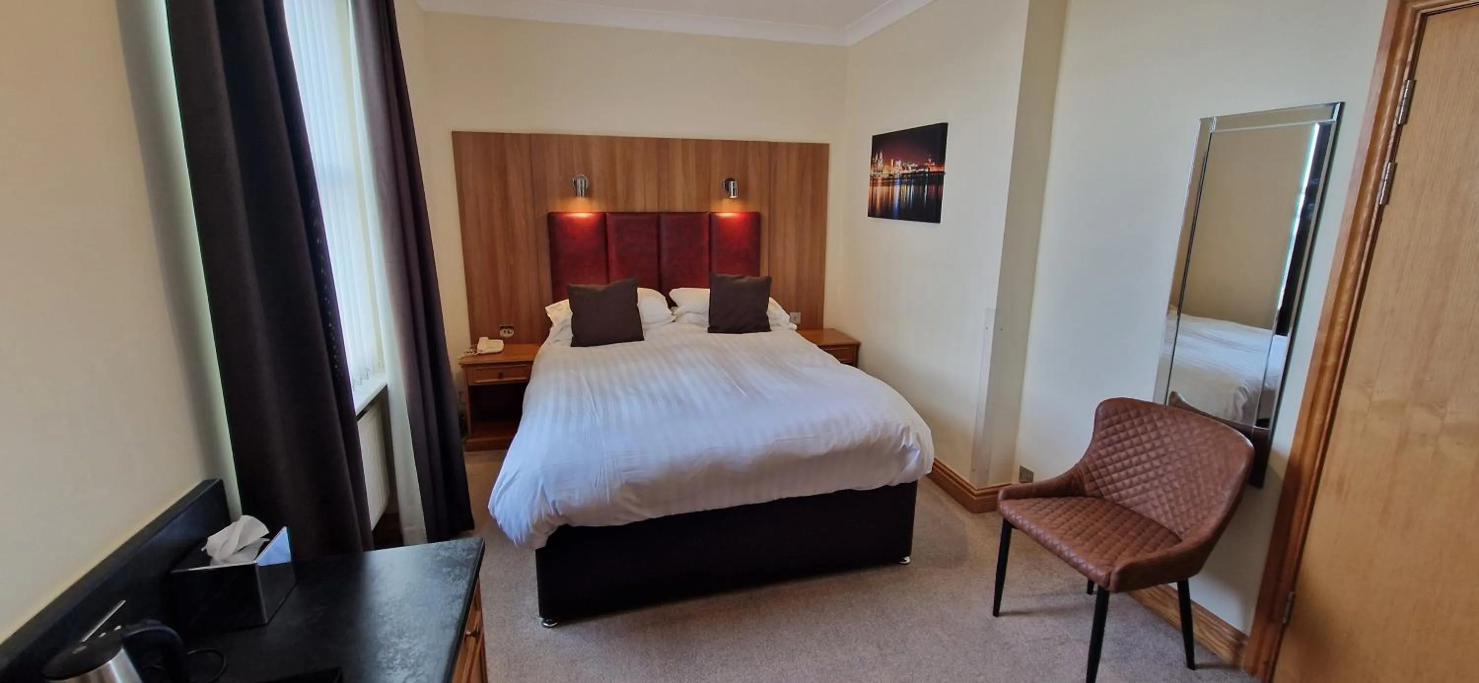 Photo of the whole room, Bed in The Royal Hotel