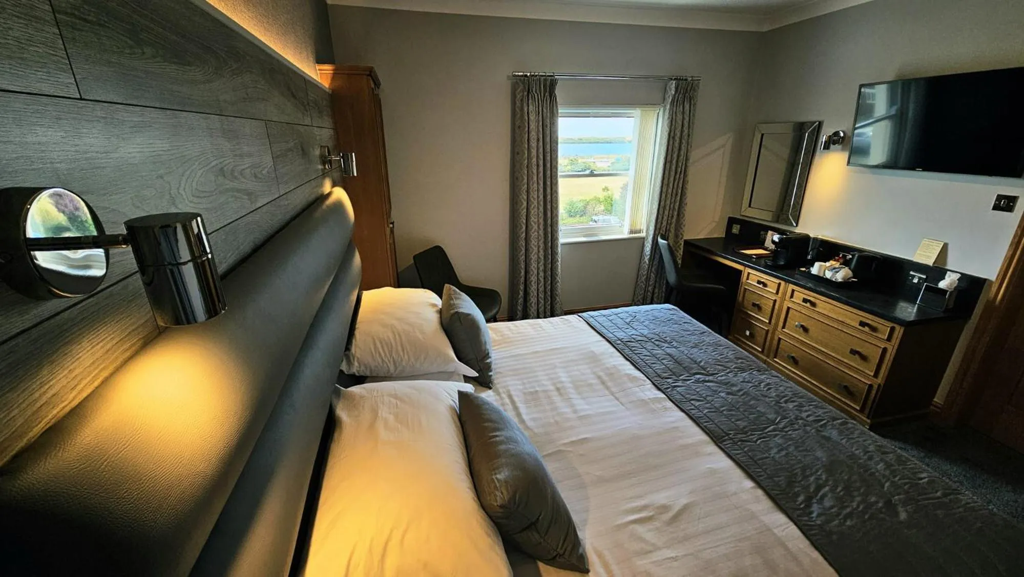 Photo of the whole room, Bed in The Royal Hotel