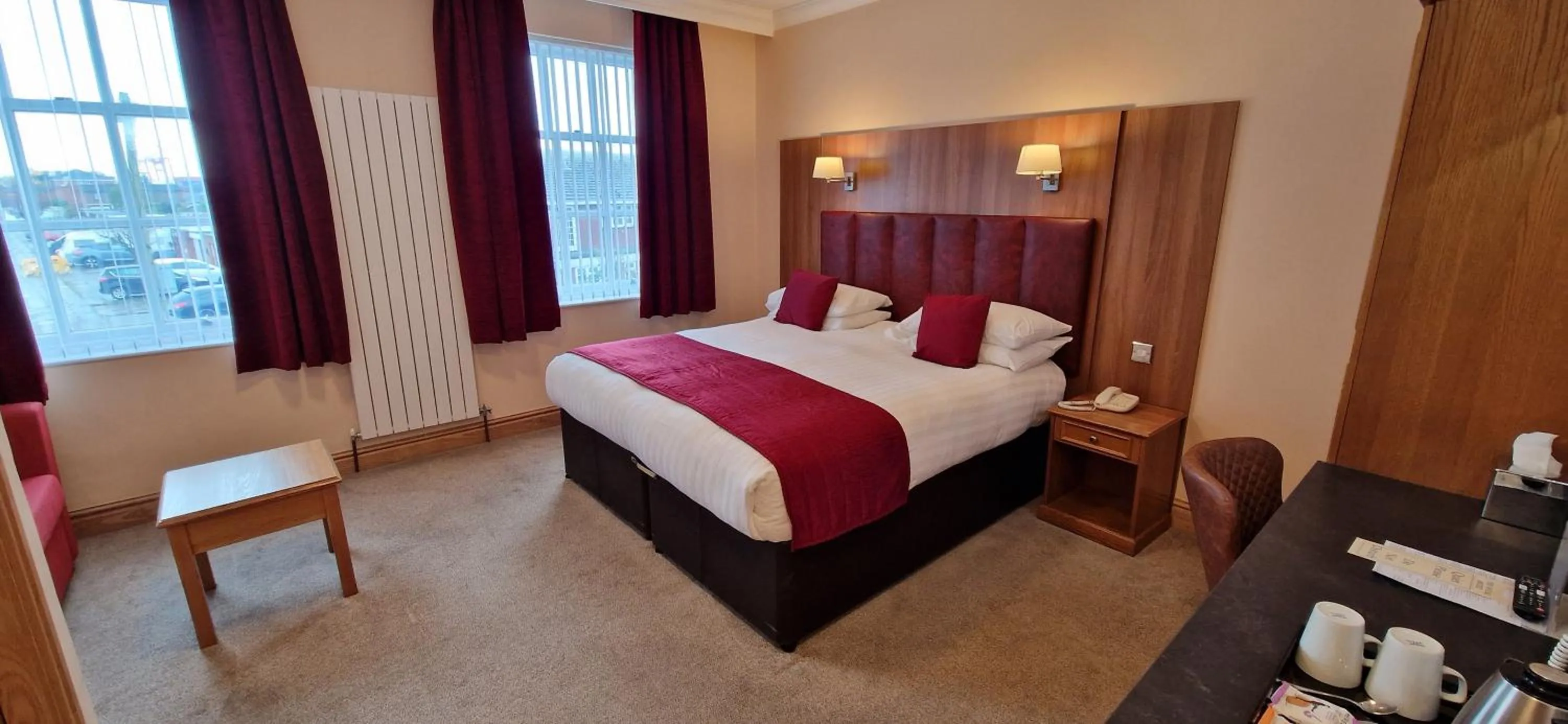 Photo of the whole room, Bed in The Royal Hotel