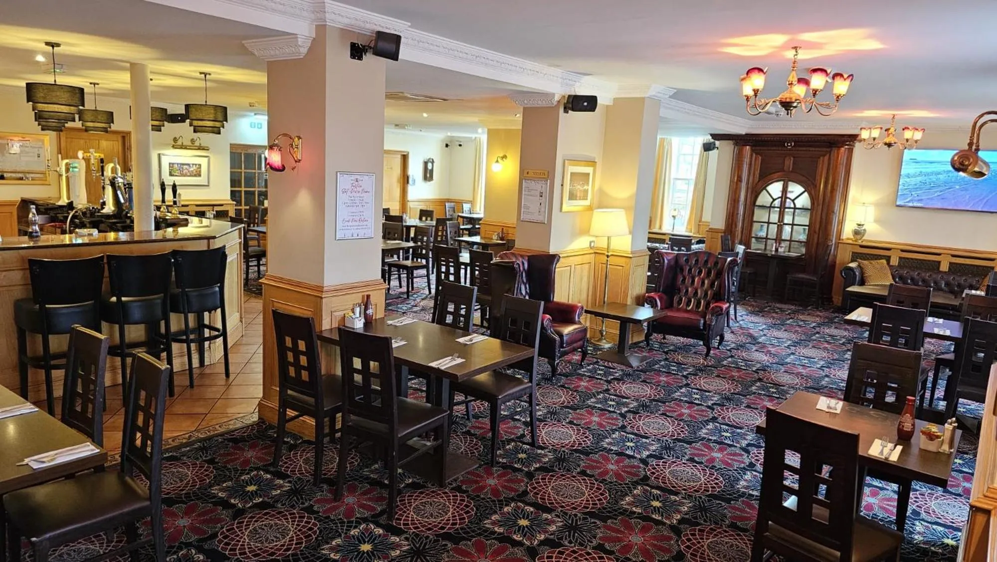 Lounge or bar in The Royal Hotel