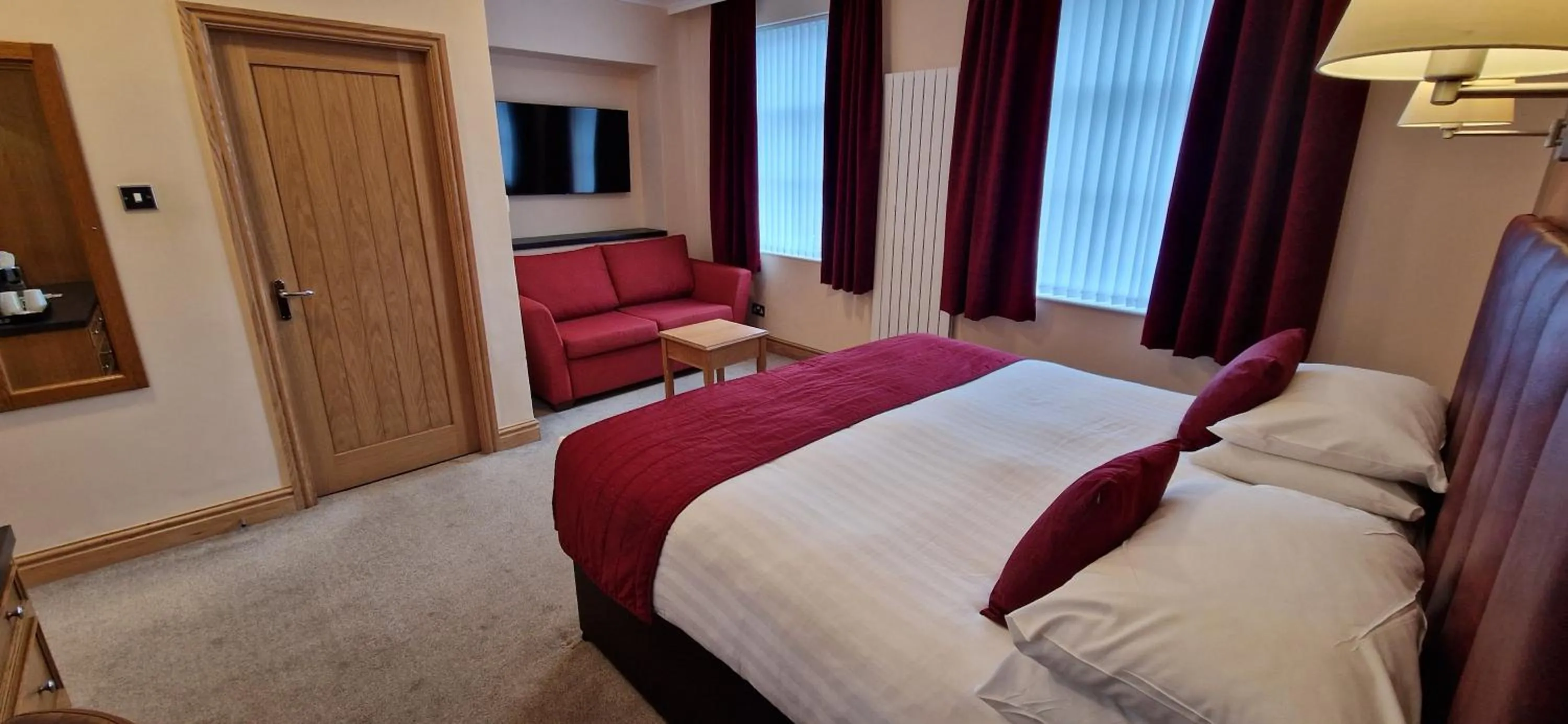 Photo of the whole room, Bed in The Royal Hotel