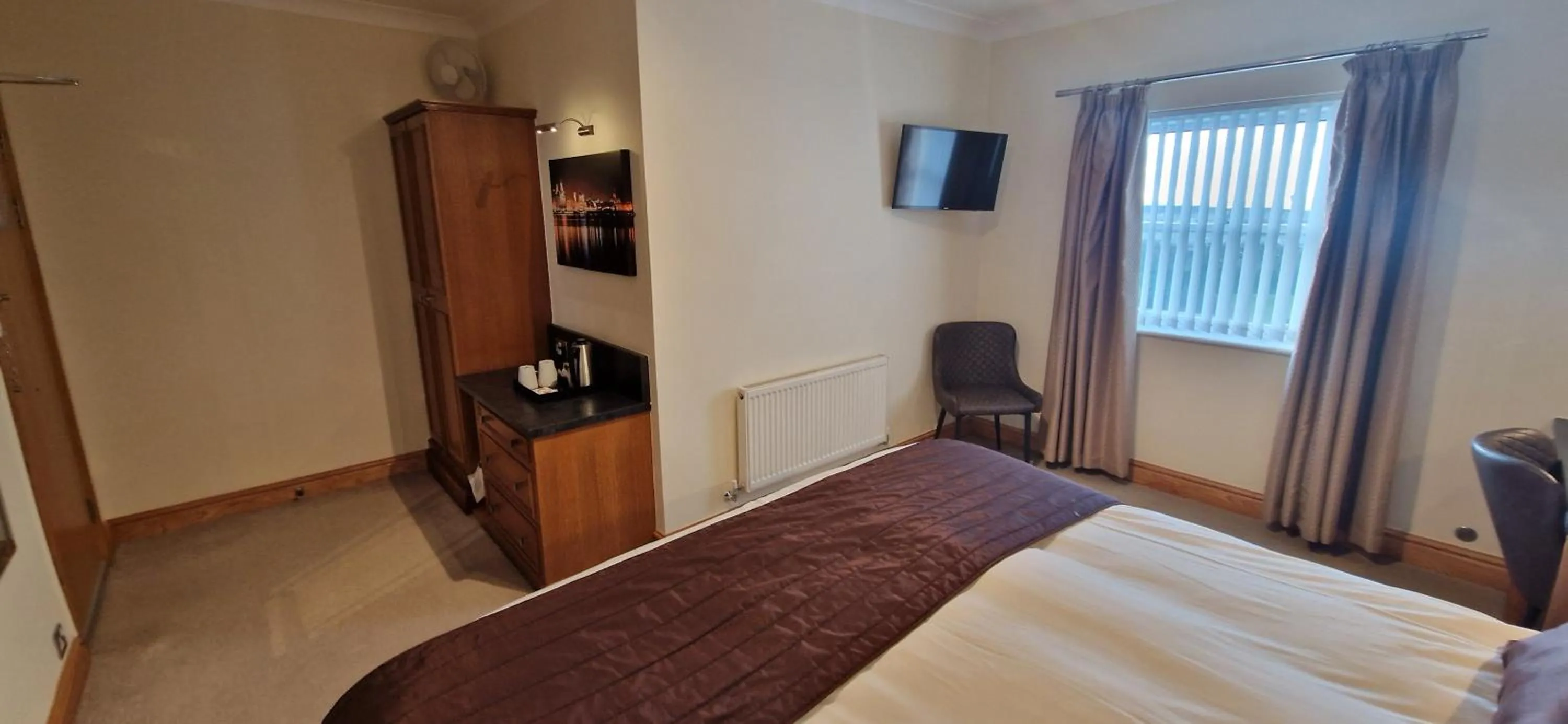 Photo of the whole room, Bed in The Royal Hotel