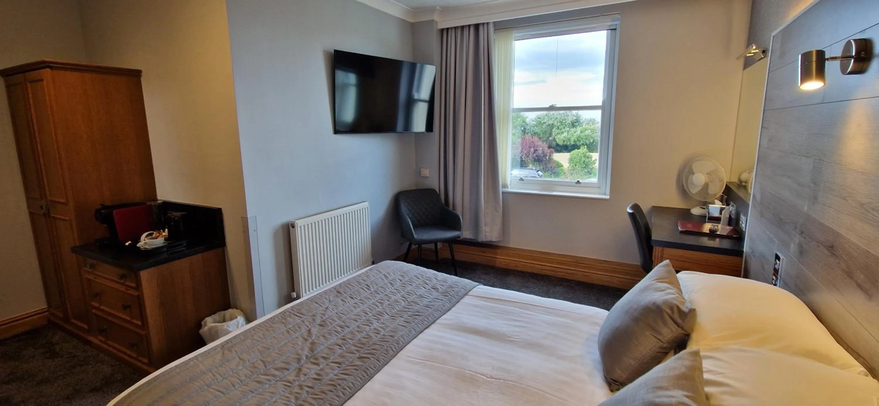 Bedroom, Bed in The Royal Hotel