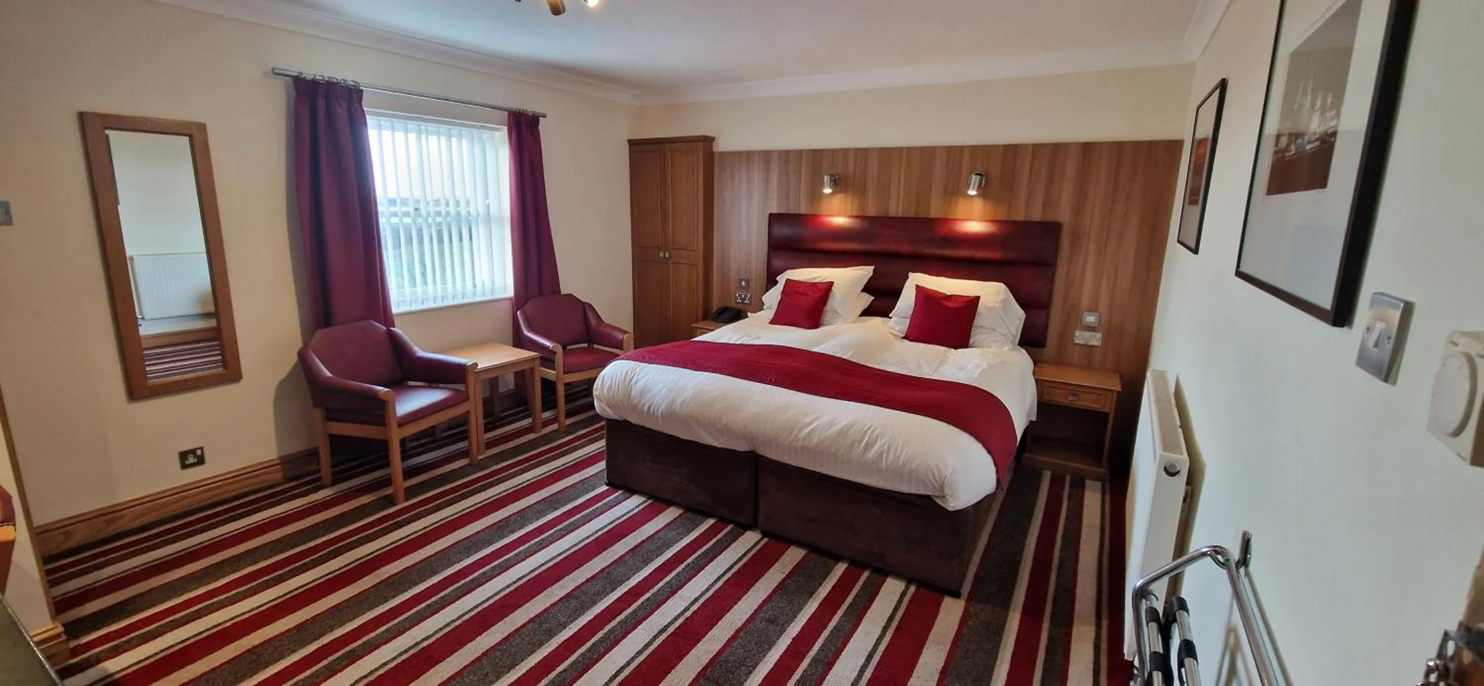 Photo of the whole room, Bed in The Royal Hotel