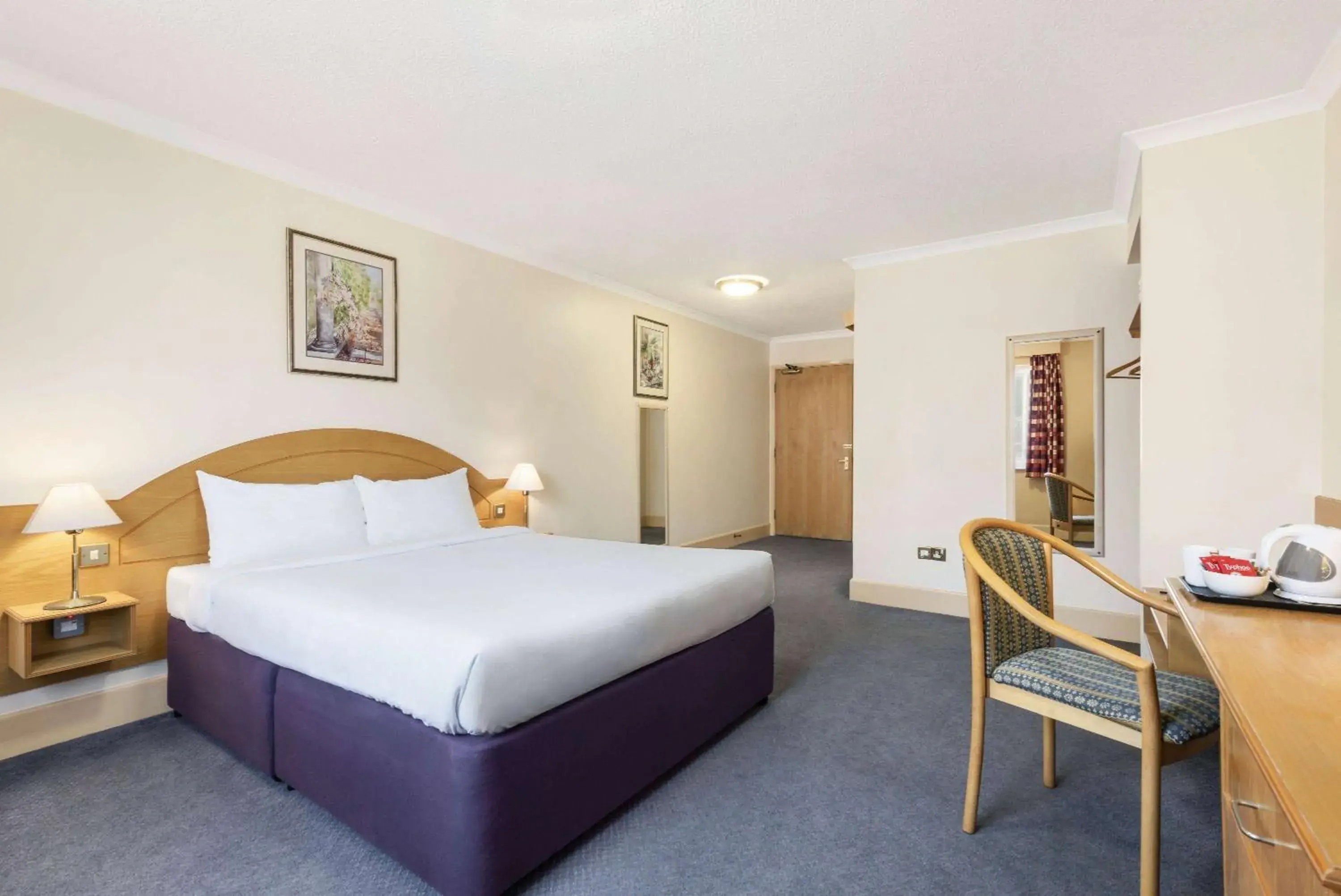 Double Room - Disability Access in Days Inn Watford Gap Double Room - Disability Access in Days Inn Watford Gap