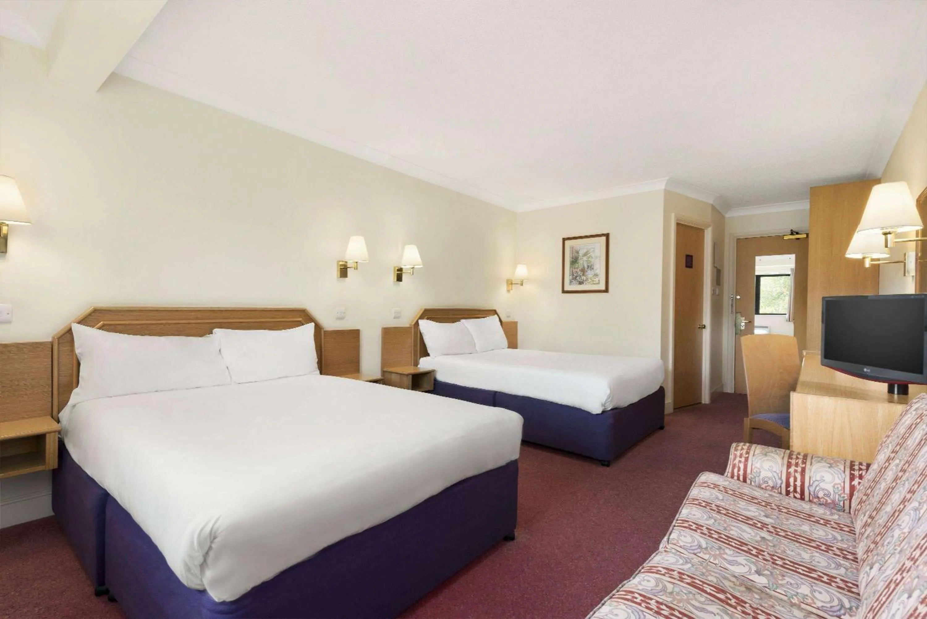 Photo of the whole room, Bed in Days Inn Watford Gap